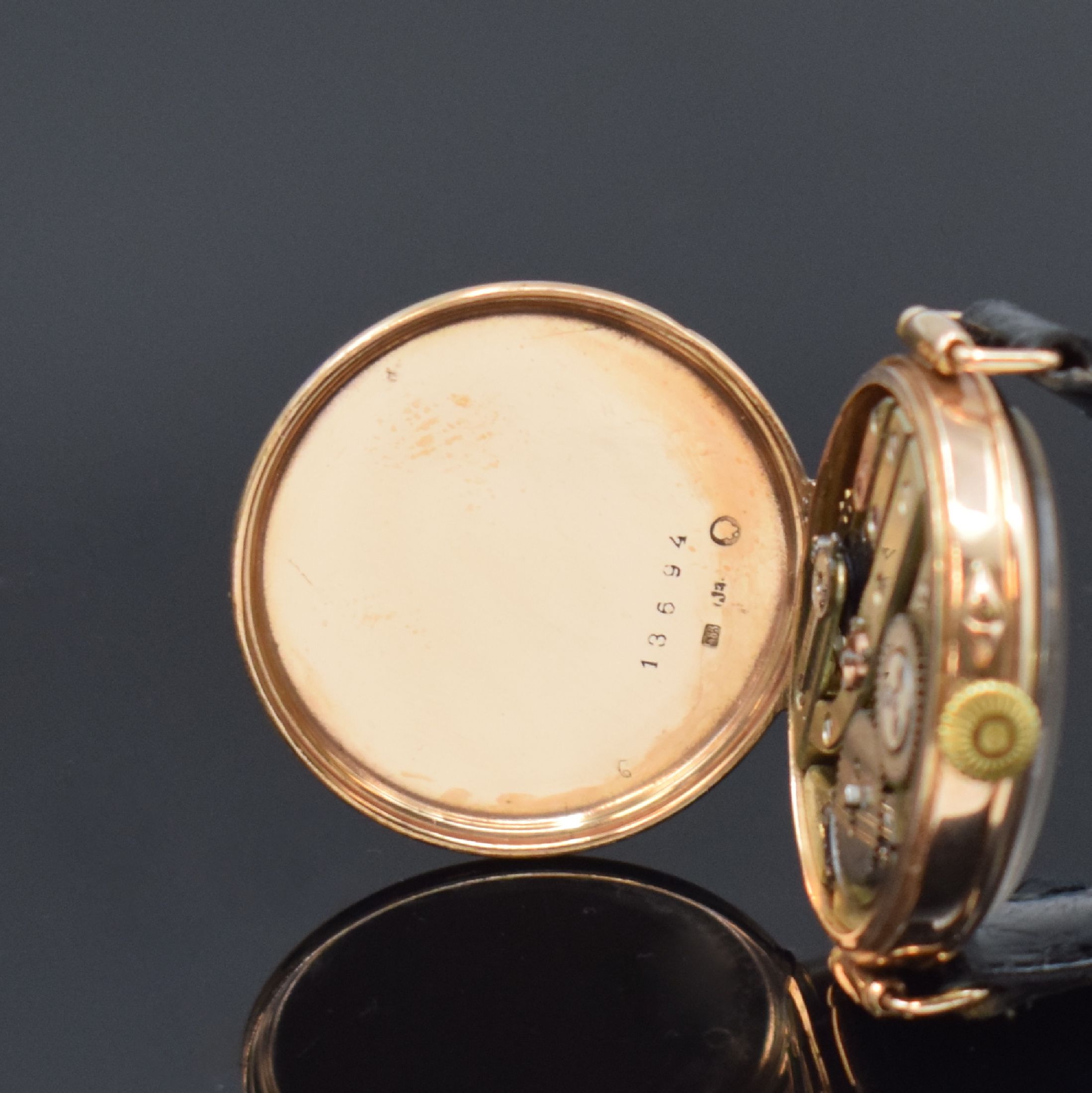 Detail d: MONNARD frühe Armbanduhr in RG 583/000, Schweiz für den russischen Markt um 1915, Handaufzug, Geh. dell., Zeigerstellung m. Drücker b. 4, bewegl. ...