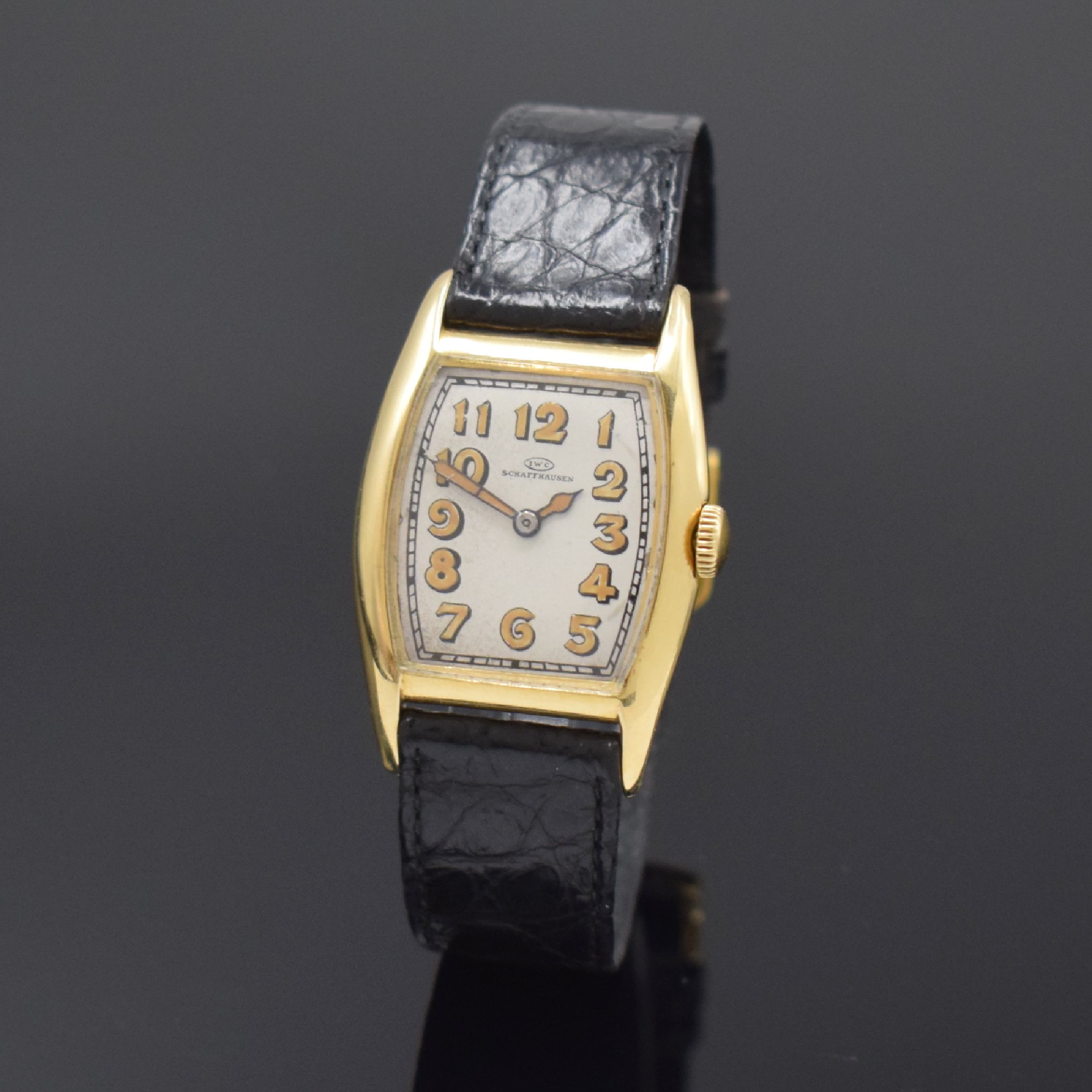 IWC Armbanduhr in GG 750/000, Schweiz/USA um 1926, Handaufzug, unsign. Geh., Scharnierboden, silb. Zifferbl. m. arab. Zahlen, Leuchtzeiger, Ankerwerk ...