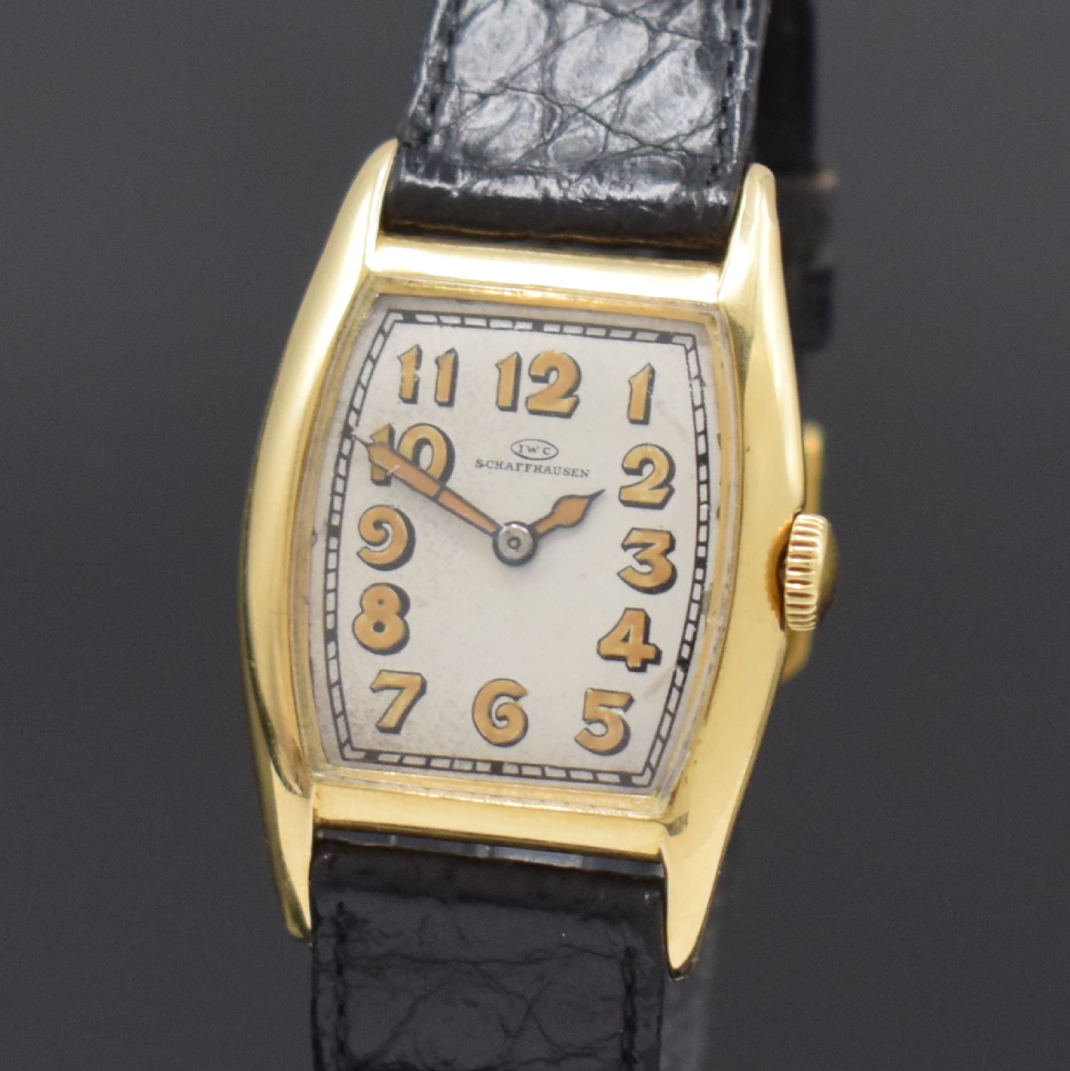 Detail a: IWC Armbanduhr in GG 750/000, Schweiz/USA um 1926, Handaufzug, unsign. Geh., Scharnierboden, silb. Zifferbl. m. arab. Zahlen, Leuchtzeiger, Ankerwerk ...
