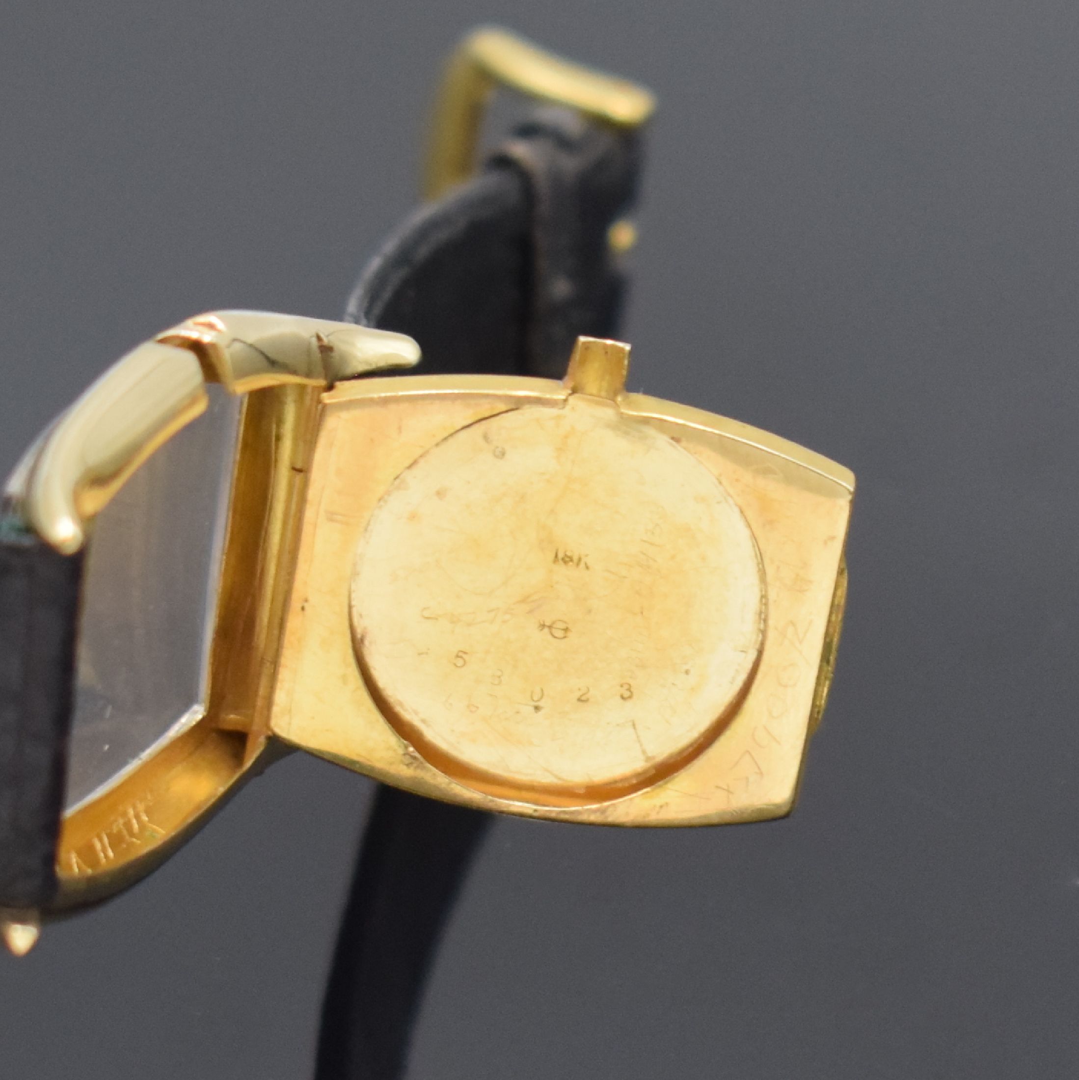 Detail d: IWC Armbanduhr in GG 750/000, Schweiz/USA um 1926, Handaufzug, unsign. Geh., Scharnierboden, silb. Zifferbl. m. arab. Zahlen, Leuchtzeiger, Ankerwerk ...
