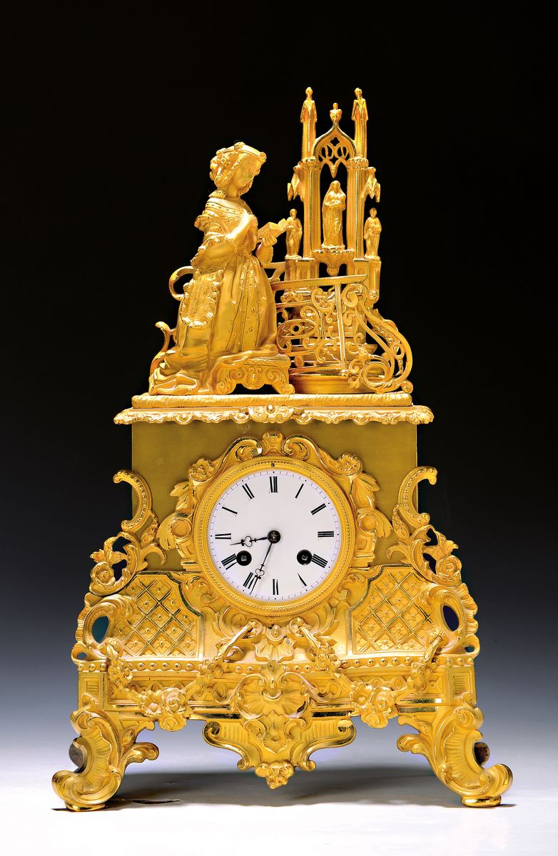 Pendule, Frankreich, um 1830/40,, Bronzegehäuse vergoldet, reich verziert, Bekrönung einer andächtigen Betenden vor Altar, auf Tabouret kniend, ...