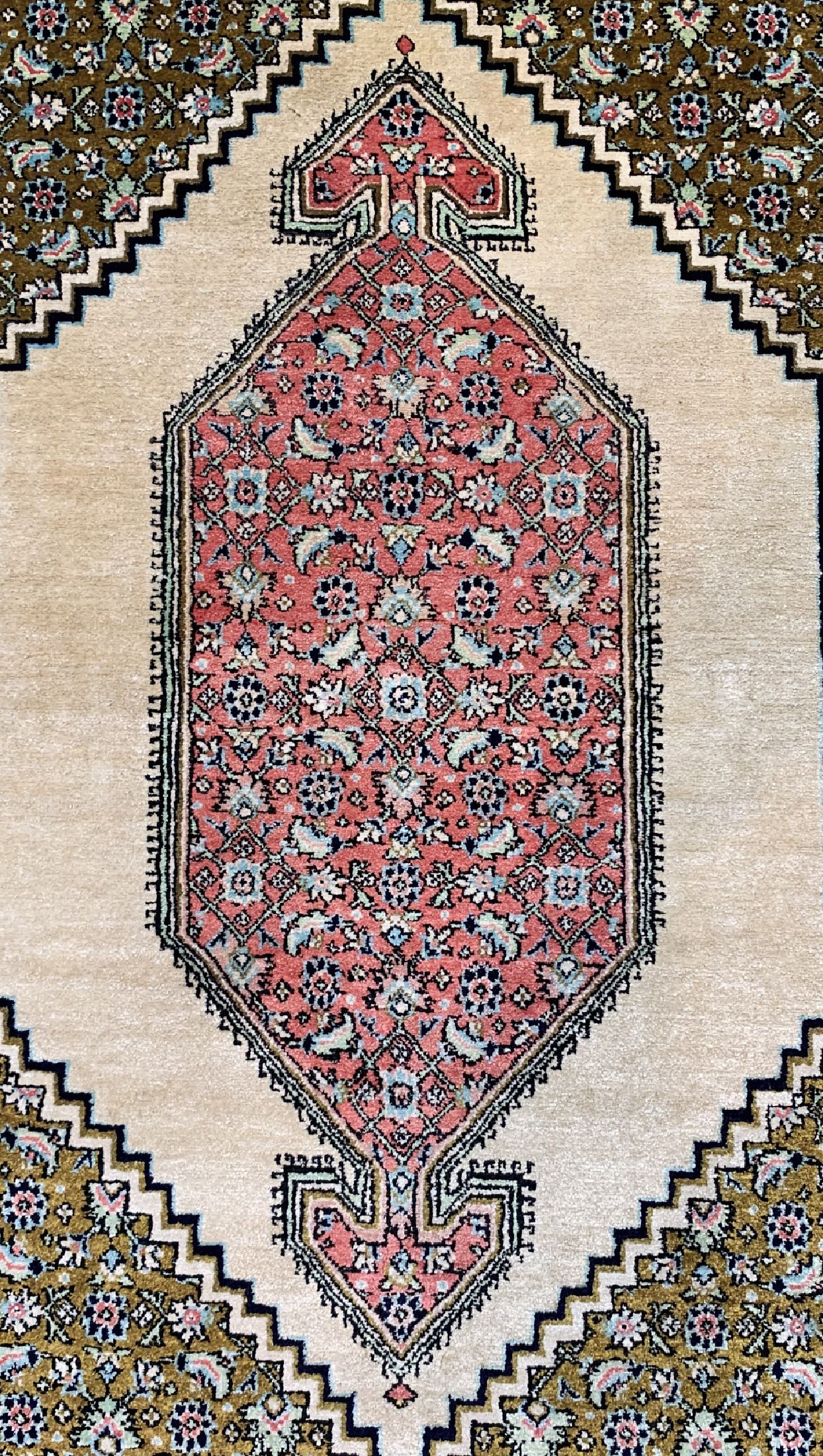Detail b: Ghom Seide, Persien, um 1960, reine Naturseide, ca. 122 x 76 cm, EHZ: 1-2