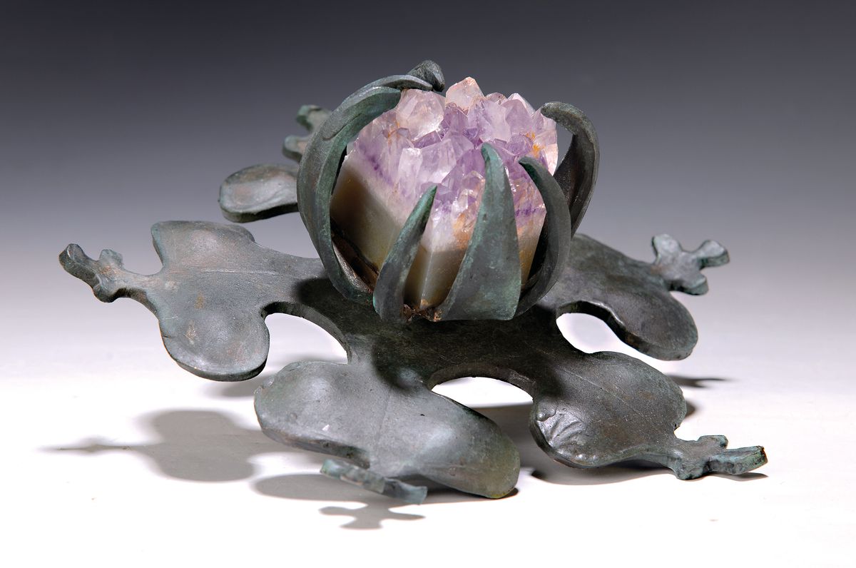 Gernot Rumpf, geb. 1941 Kaiserslautern, Bronze von 1967, stilisierte Blüte mit kleiner Amethystdruse, Gewindestab unten, monogr. GR, H. ca. 10cm, D. ...