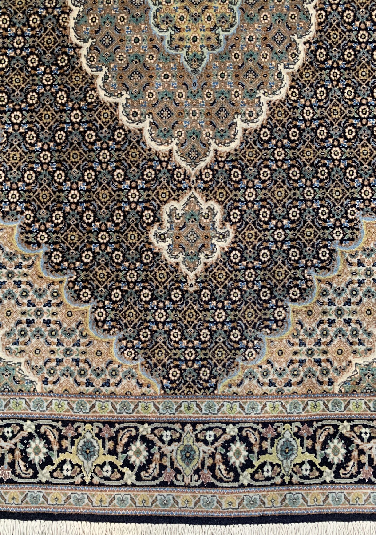 Detail b: Täbriz fein(50 Raj), Persien, ca. 50 Jahre,Korkwolle mit Seide, ca. 155 x 102 cm, ca. 500.000 Kn/qm, EHZ: 1-2