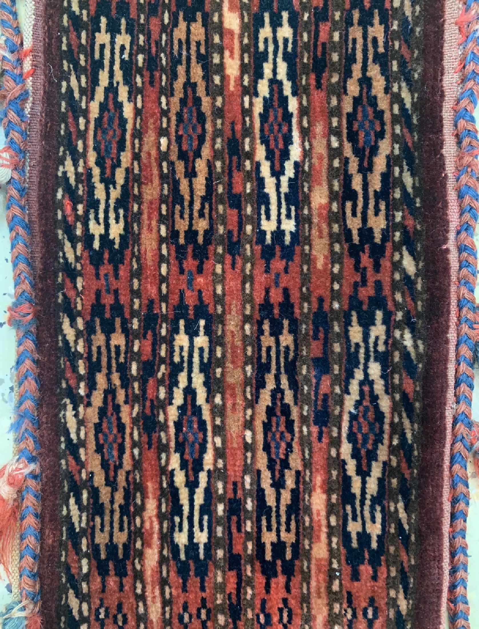 Detail a: Antike Pfeiltasche, Turkmenistan, um 1900, Wolle auf Wolle, ca. 48 x 24 cm, EHZ: 2