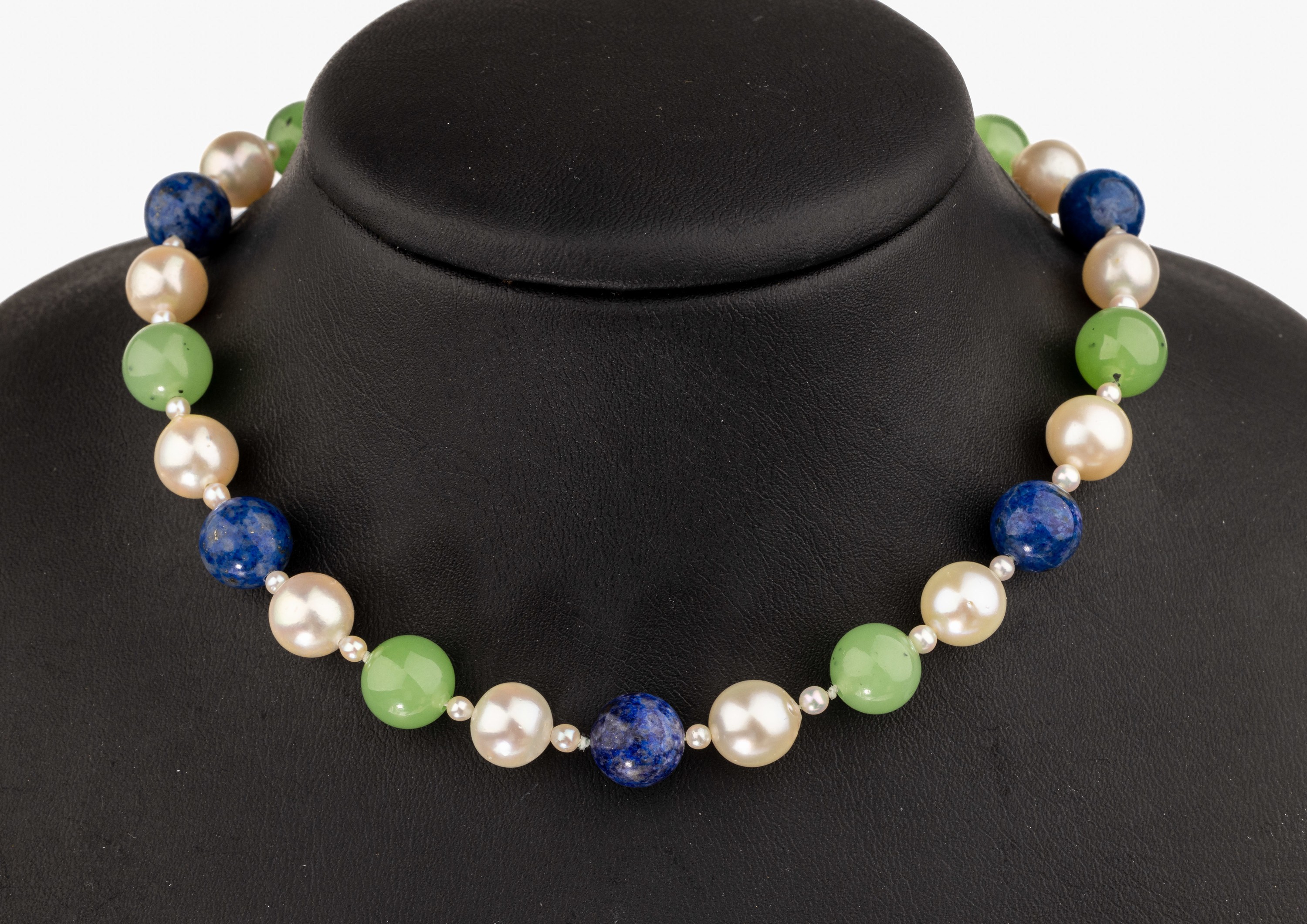 Zuchtperl-Farbstein-Collier, weiße Zuchtperlen, D. ca. 8.9-9.2 mm, kl. Perlen als Zwischenglieder, grüne Jade- und blaue Iolithkugeln, L. ca. 95 ...