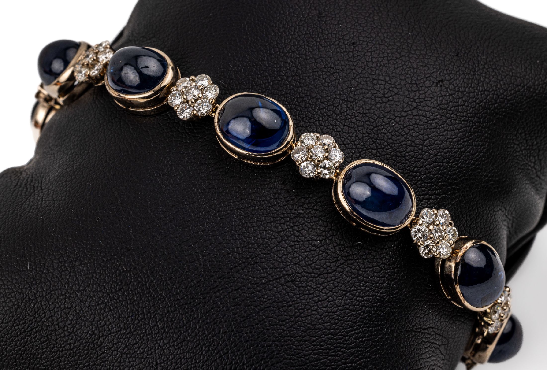 18 kt Gold Saphir-Brillant-Armband, WG 750/000, 10 Saphir-Cabochon zus. ca. 48.00 ct,70 Brillanten zus. ca. 3.40 ct Weiß-l.get. Weiß/si, ca. 33.4 ...