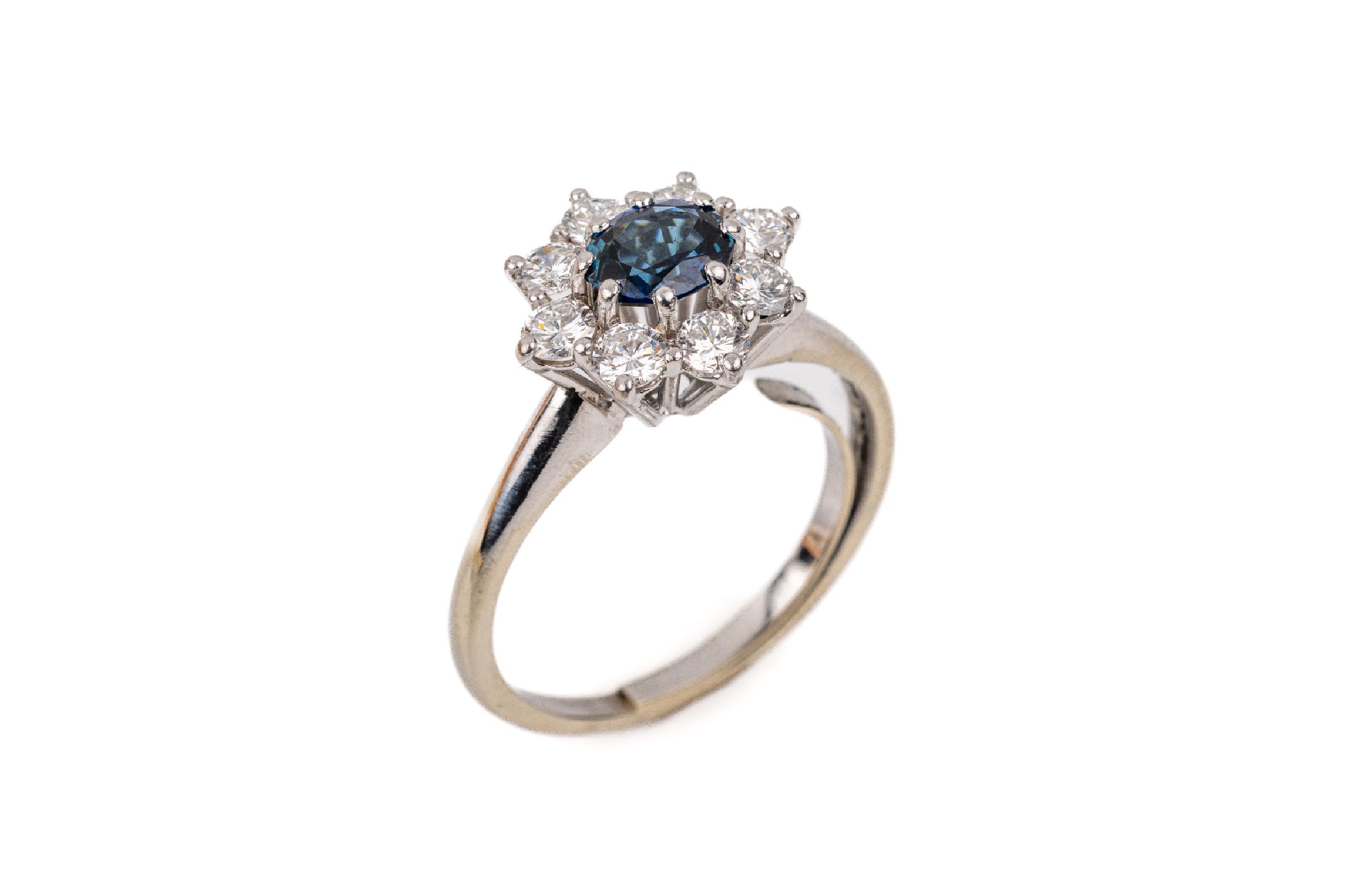 14 kt Gold Saphir Brillant Ring, WG 585/ 000, 1 ovalfacett. Saphir ca. 0.70 ct, 8 Brillanten zus. ca. 0.80 ct feines Weiß/si, ca. 4.2 g, RW 57, ...