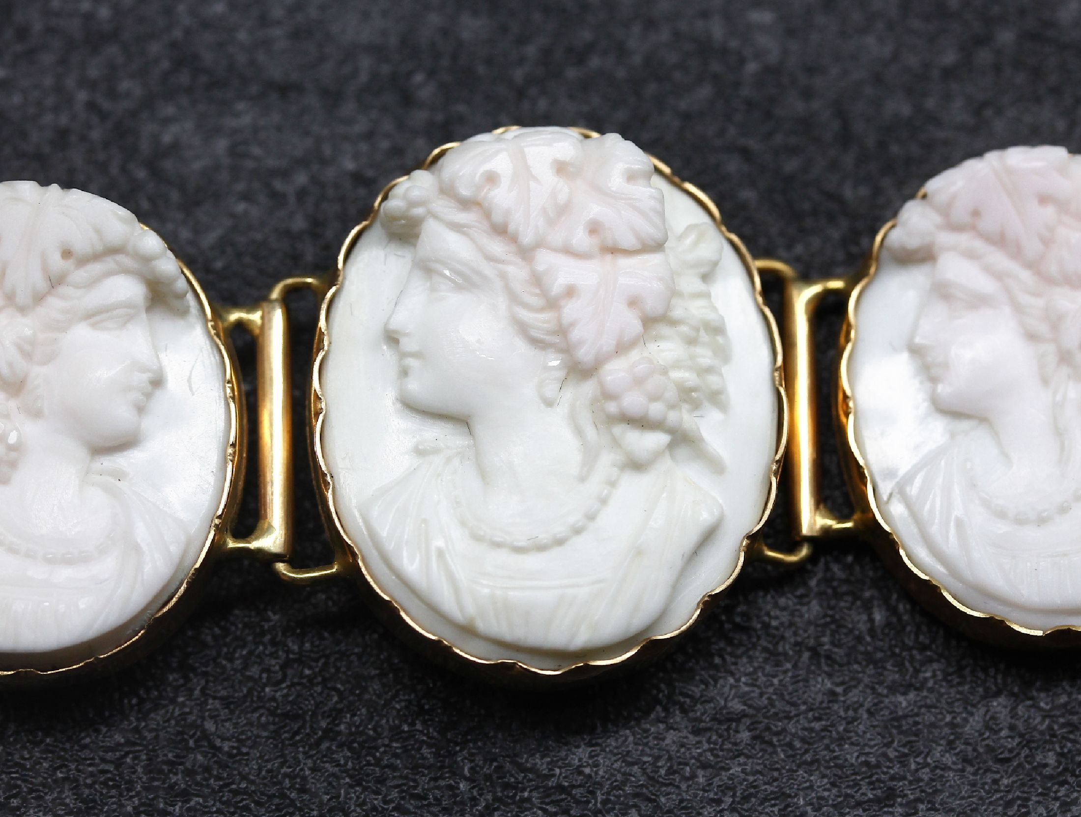 Detail b: 18 kt Gold Armband mit Korallen-Kameen, deutsch 1950er Jahre, Anfertigung wohl Juwelier ROTERMUND/Bochum, 7 Engelhaut- Korallen-Kameen mit ...