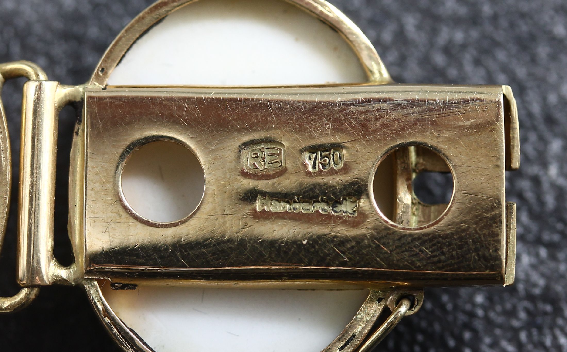 Detail c: 18 kt Gold Armband mit Korallen-Kameen, deutsch 1950er Jahre, Anfertigung wohl Juwelier ROTERMUND/Bochum, 7 Engelhaut- Korallen-Kameen mit ...