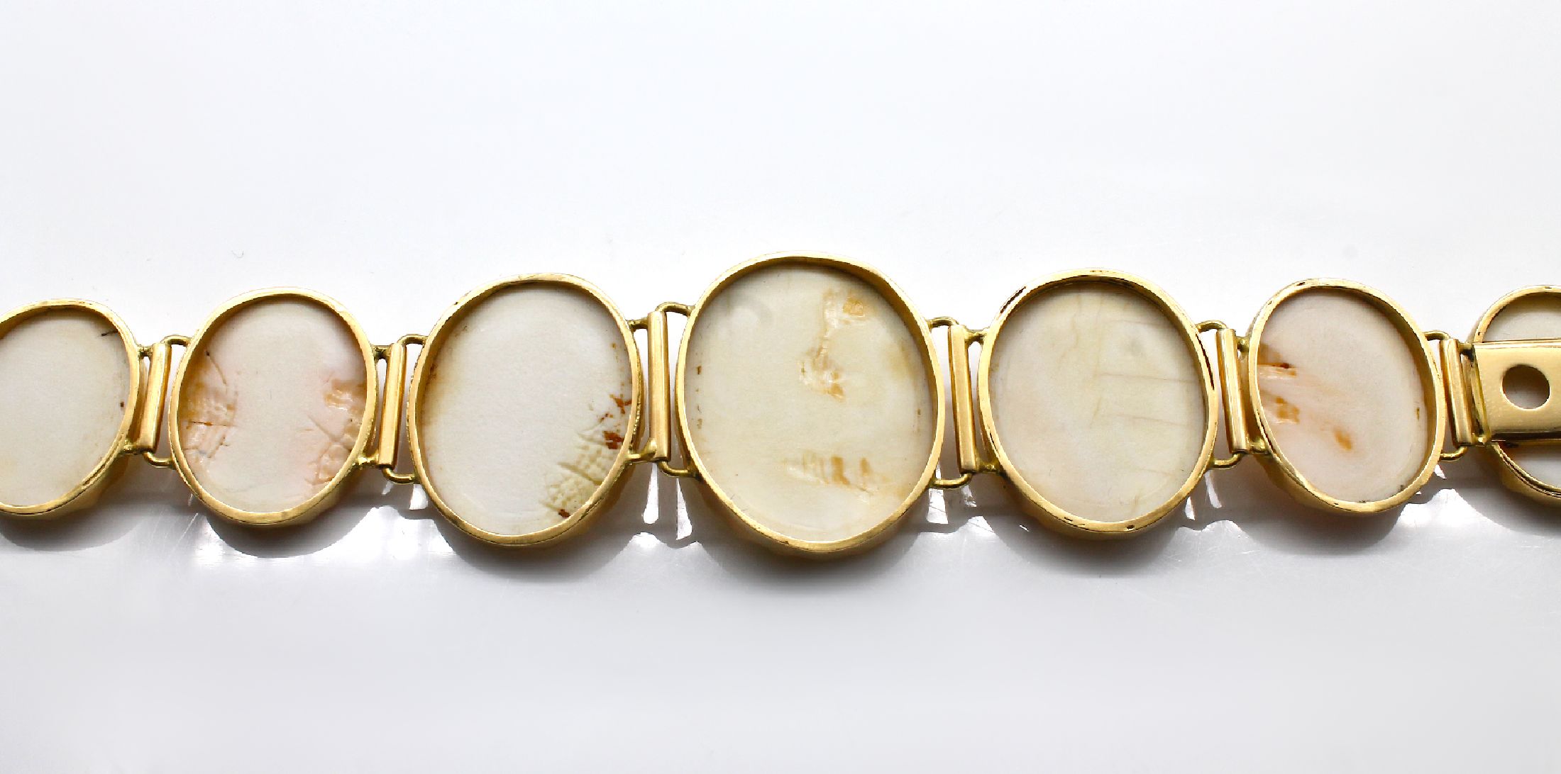 Detail d: 18 kt Gold Armband mit Korallen-Kameen, deutsch 1950er Jahre, Anfertigung wohl Juwelier ROTERMUND/Bochum, 7 Engelhaut- Korallen-Kameen mit ...