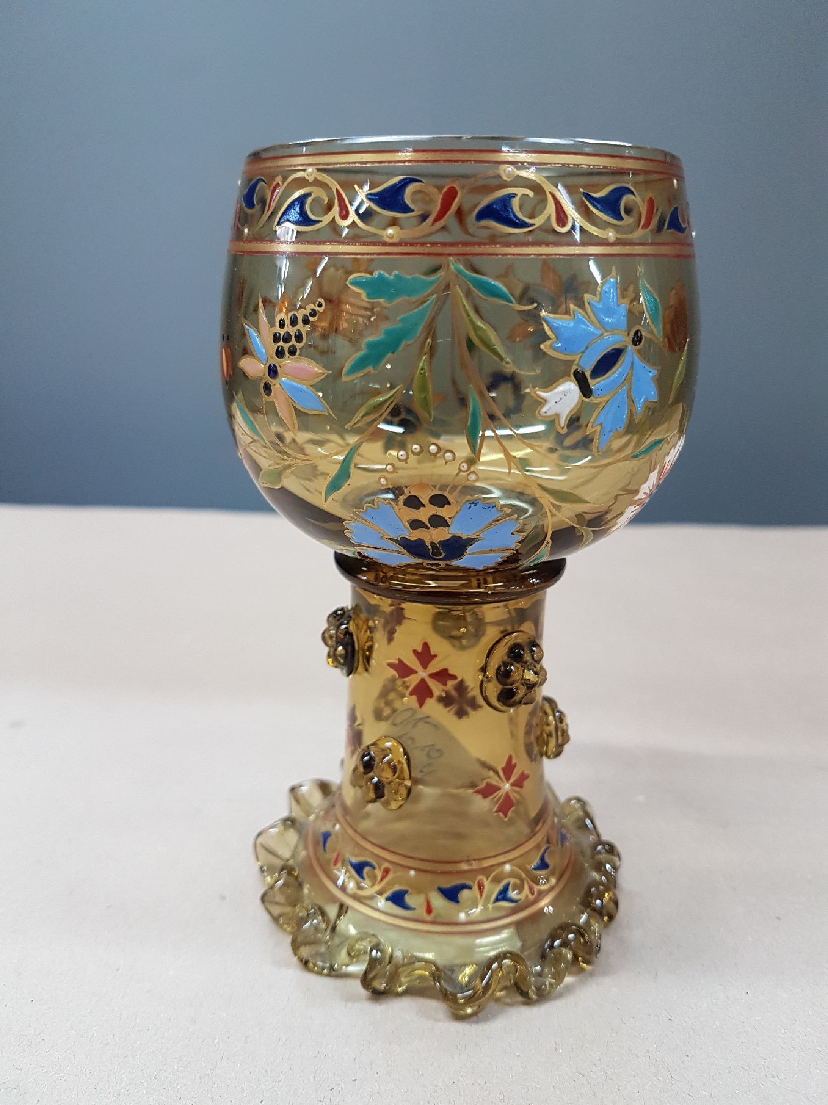 Detail a: Prunkrömer, Poschinger, Kristall Fabrik, Fraunau, um 1906, bräunlich getöntes Glas mit reicher qualitätvoller Emailmalerei, abstrakt floral und ...