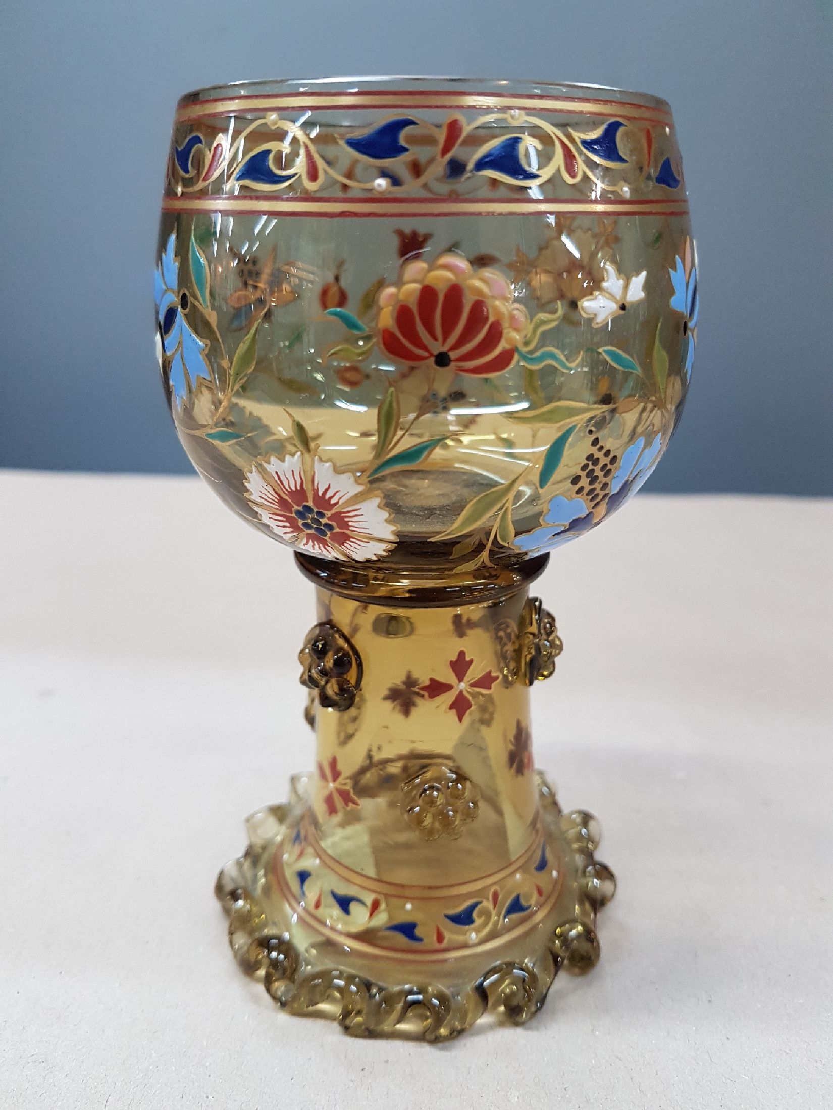 Detail b: Prunkrömer, Poschinger, Kristall Fabrik, Fraunau, um 1906, bräunlich getöntes Glas mit reicher qualitätvoller Emailmalerei, abstrakt floral und ...