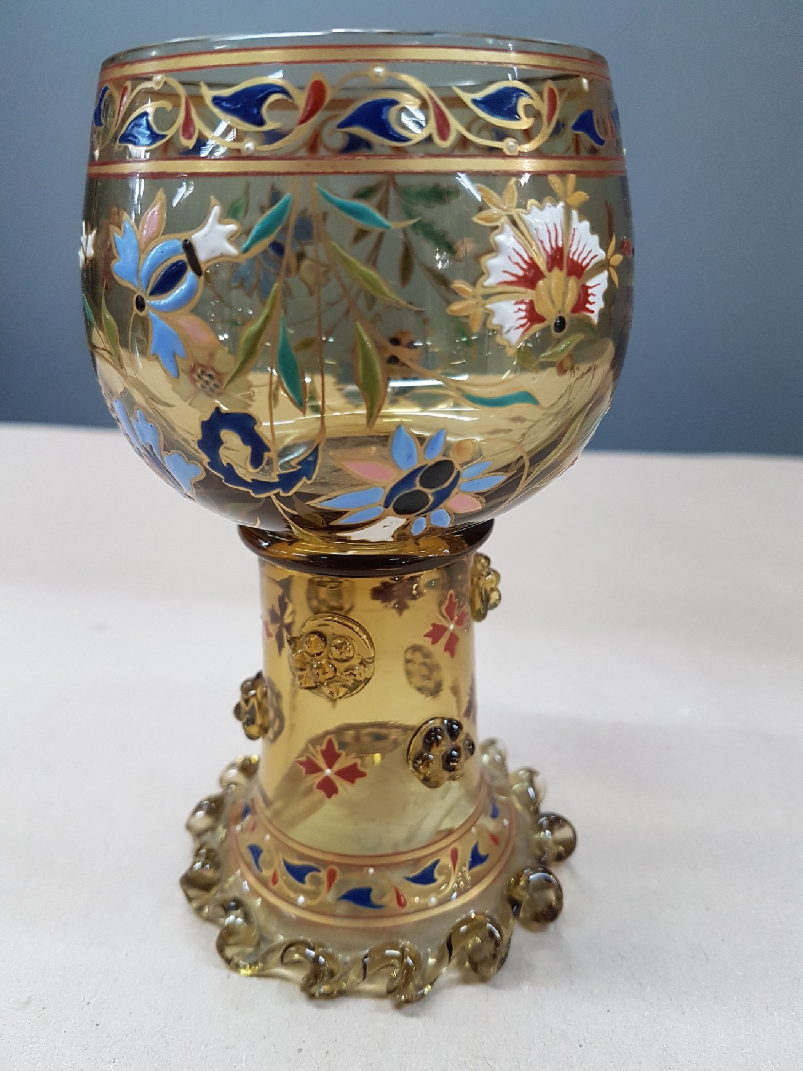 Detail c: Prunkrömer, Poschinger, Kristall Fabrik, Fraunau, um 1906, bräunlich getöntes Glas mit reicher qualitätvoller Emailmalerei, abstrakt floral und ...