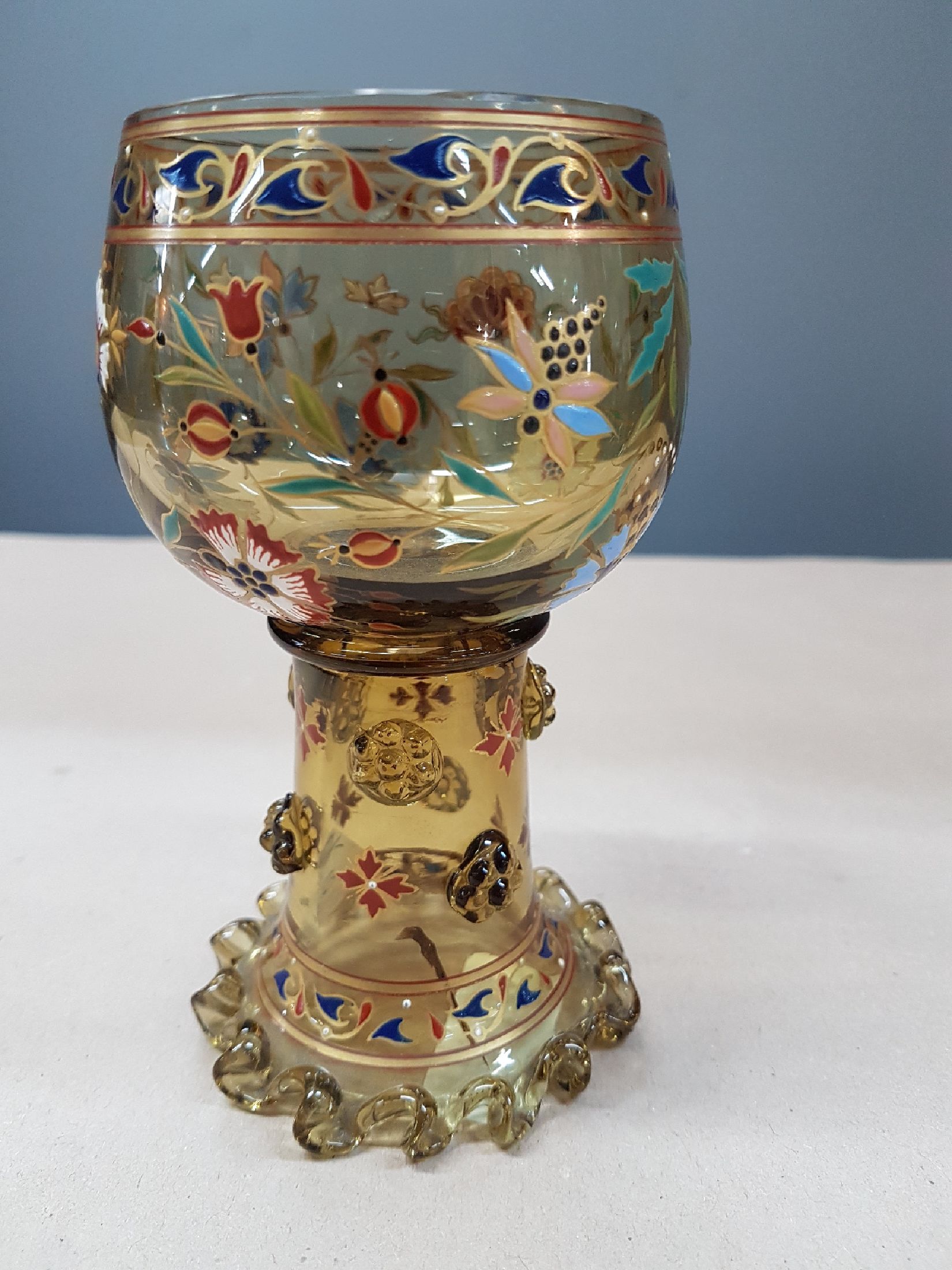 Detail d: Prunkrömer, Poschinger, Kristall Fabrik, Fraunau, um 1906, bräunlich getöntes Glas mit reicher qualitätvoller Emailmalerei, abstrakt floral und ...
