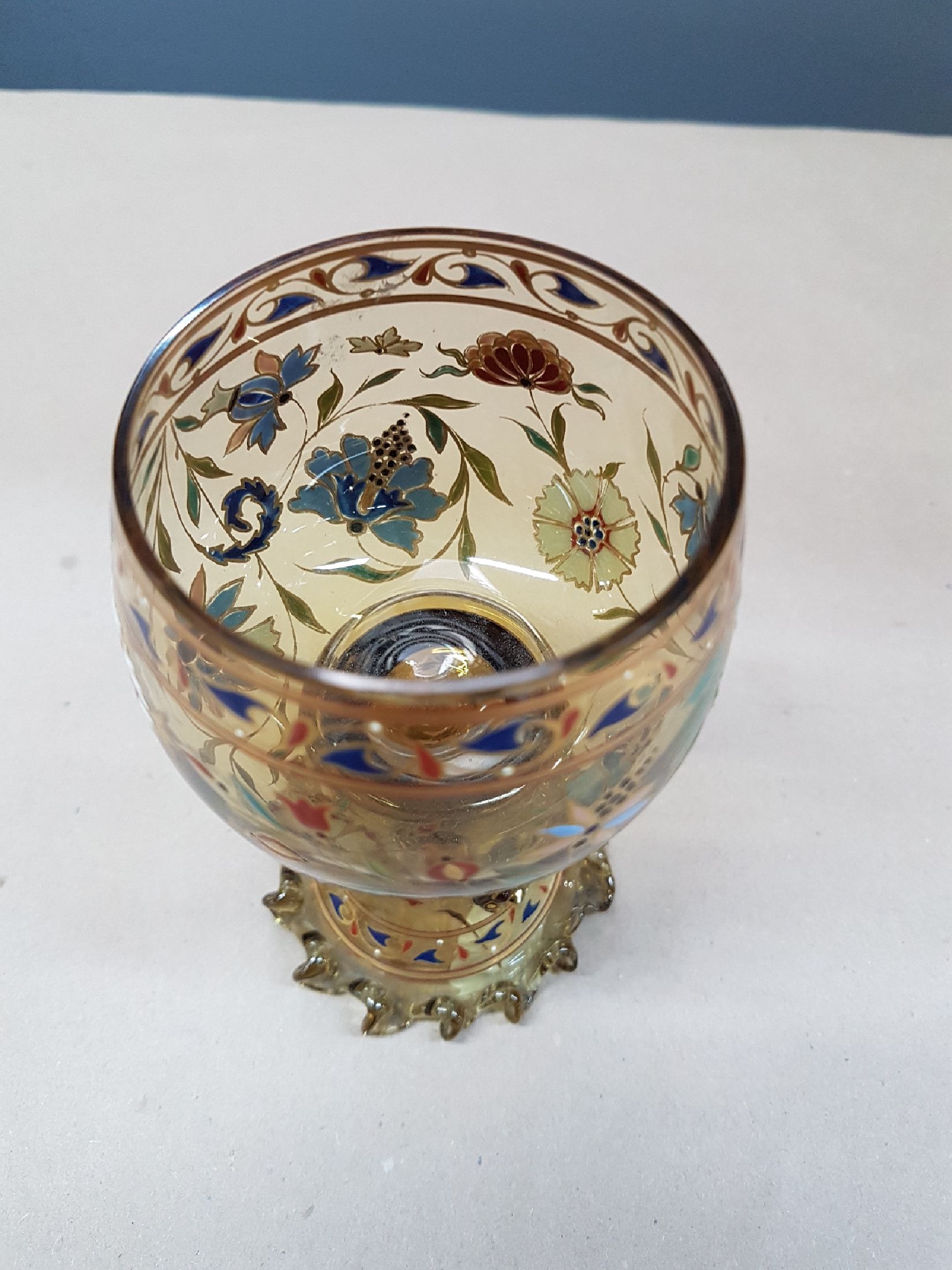 Detail e: Prunkrömer, Poschinger, Kristall Fabrik, Fraunau, um 1906, bräunlich getöntes Glas mit reicher qualitätvoller Emailmalerei, abstrakt floral und ...