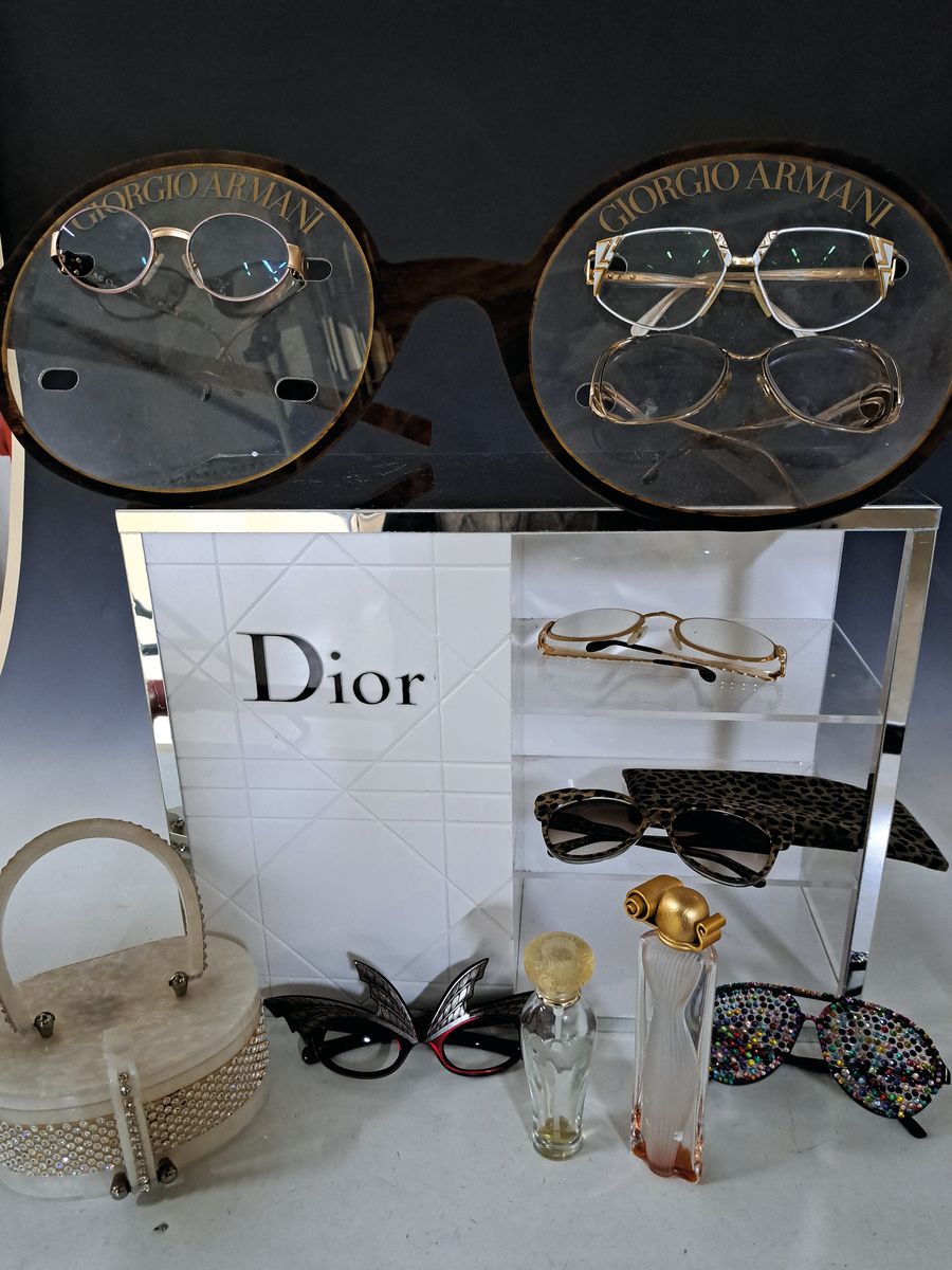 Konvolut Display-Objekte eines Optikers, 2.H. 20. Jh., Display-Vitrine, Plexi/Kunststoff, ca 32.5x40x16 cm, mit stärkeren Gebr.-sp., Brillenmodell ...