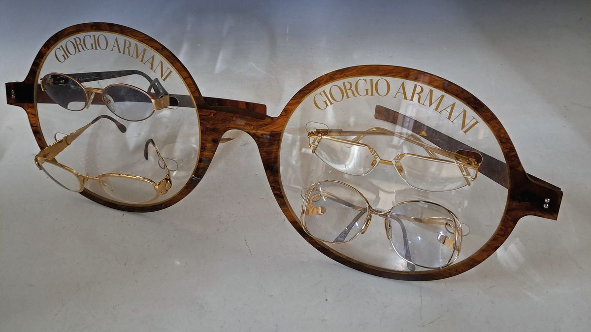 Detail f: Konvolut Display-Objekte eines Optikers, 2.H. 20. Jh., Display-Vitrine, Plexi/Kunststoff, ca 32.5x40x16 cm, mit stärkeren Gebr.-sp., Brillenmodell ...