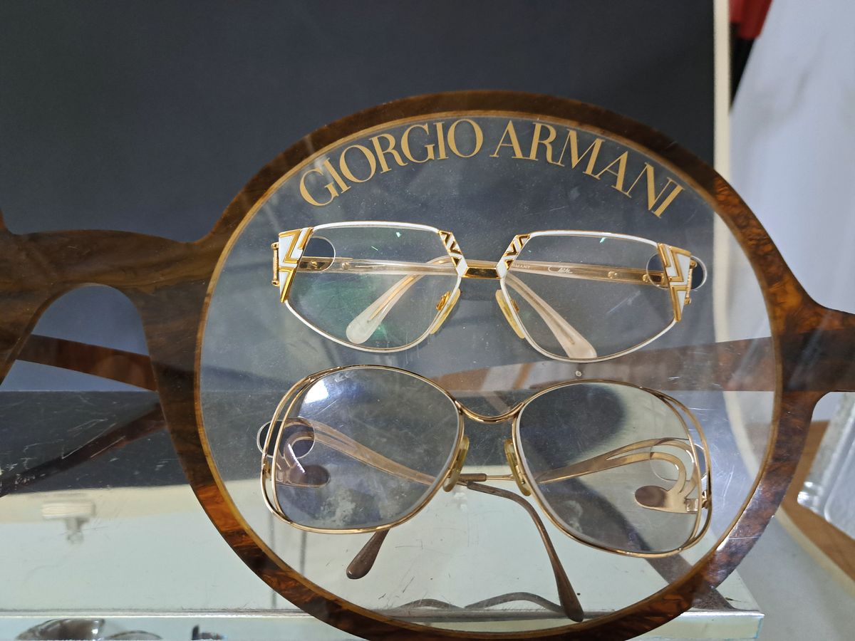 Detail l: Konvolut Display-Objekte eines Optikers, 2.H. 20. Jh., Display-Vitrine, Plexi/Kunststoff, ca 32.5x40x16 cm, mit stärkeren Gebr.-sp., Brillenmodell ...