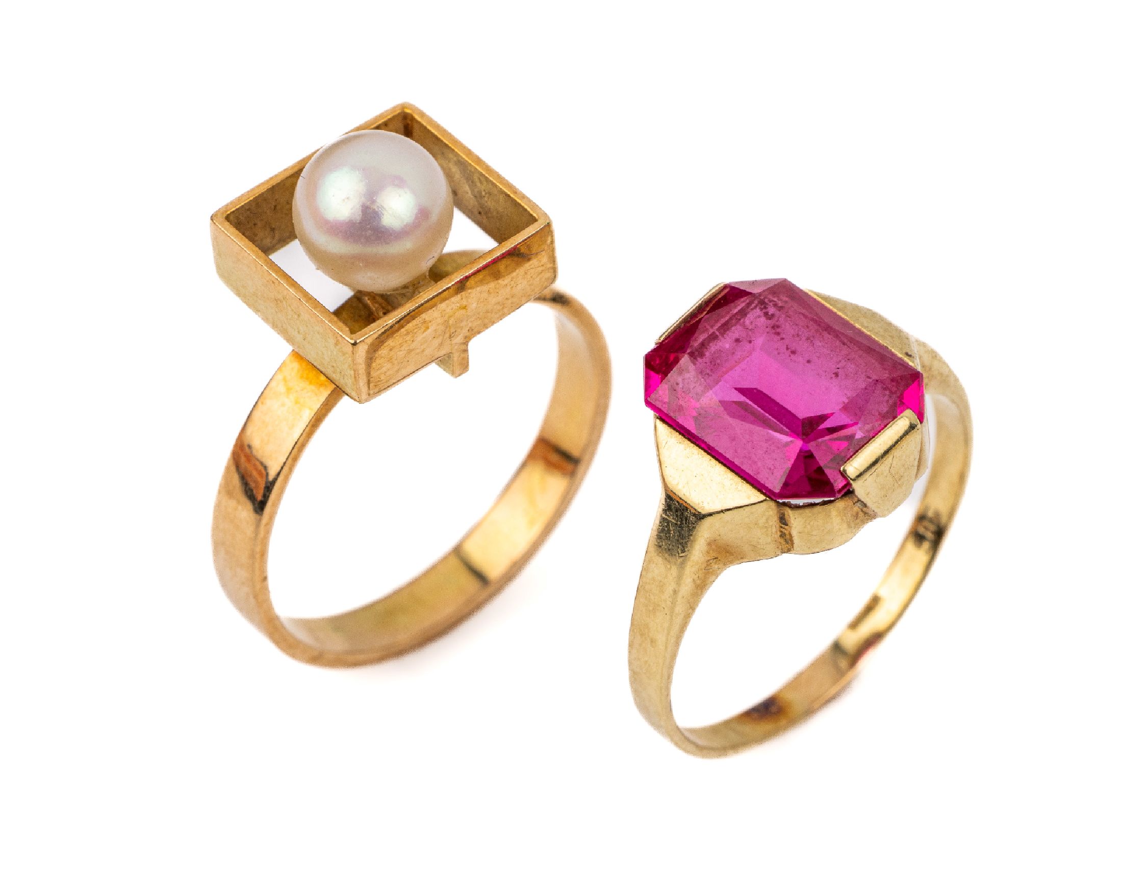 Konvolut 2 14 kt Gold Ringe, GG 585/000, 1 x Zuchtperle, 1 x roter Glas- stein, total ca. 6.1 g, RW 53