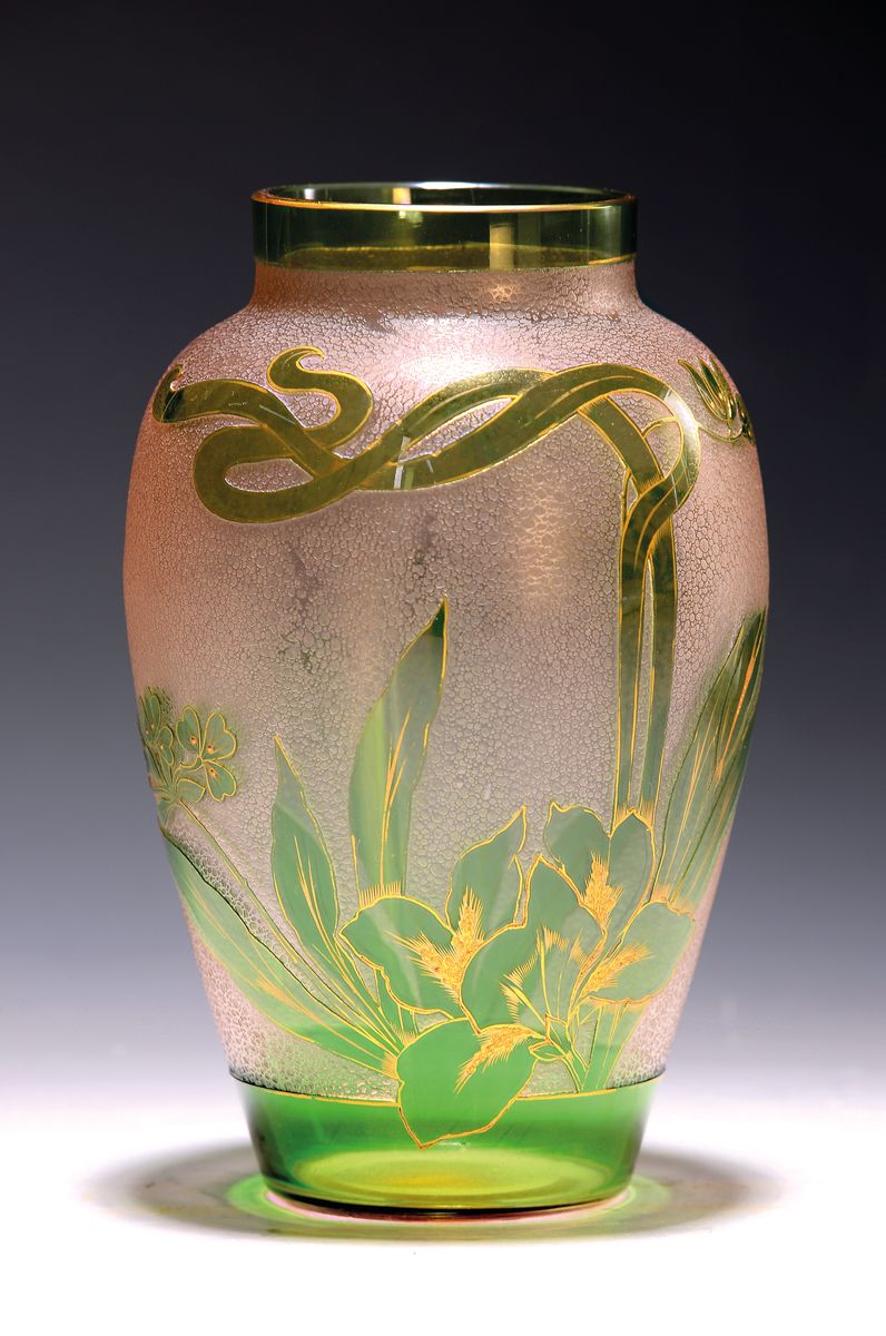 Jugendstilvase, Frankreich, um 1910, Überfangglas, geschnitten, und geätzt, umlaufender asymmetrisch angeordneter floraler Dekor, goldgehöht, ...