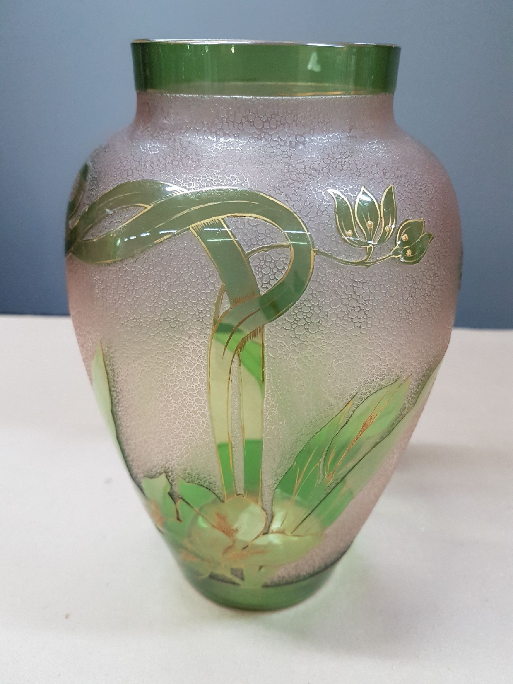 Detail a: Jugendstilvase, Frankreich, um 1910, Überfangglas, geschnitten, und geätzt, umlaufender asymmetrisch angeordneter floraler Dekor, goldgehöht, ...
