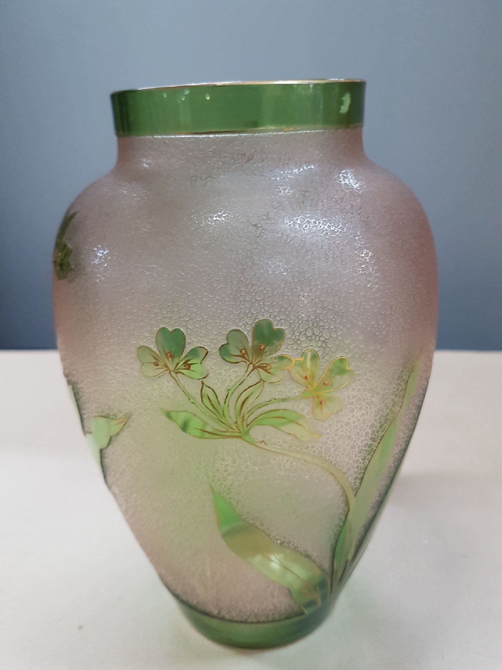Detail b: Jugendstilvase, Frankreich, um 1910, Überfangglas, geschnitten, und geätzt, umlaufender asymmetrisch angeordneter floraler Dekor, goldgehöht, ...