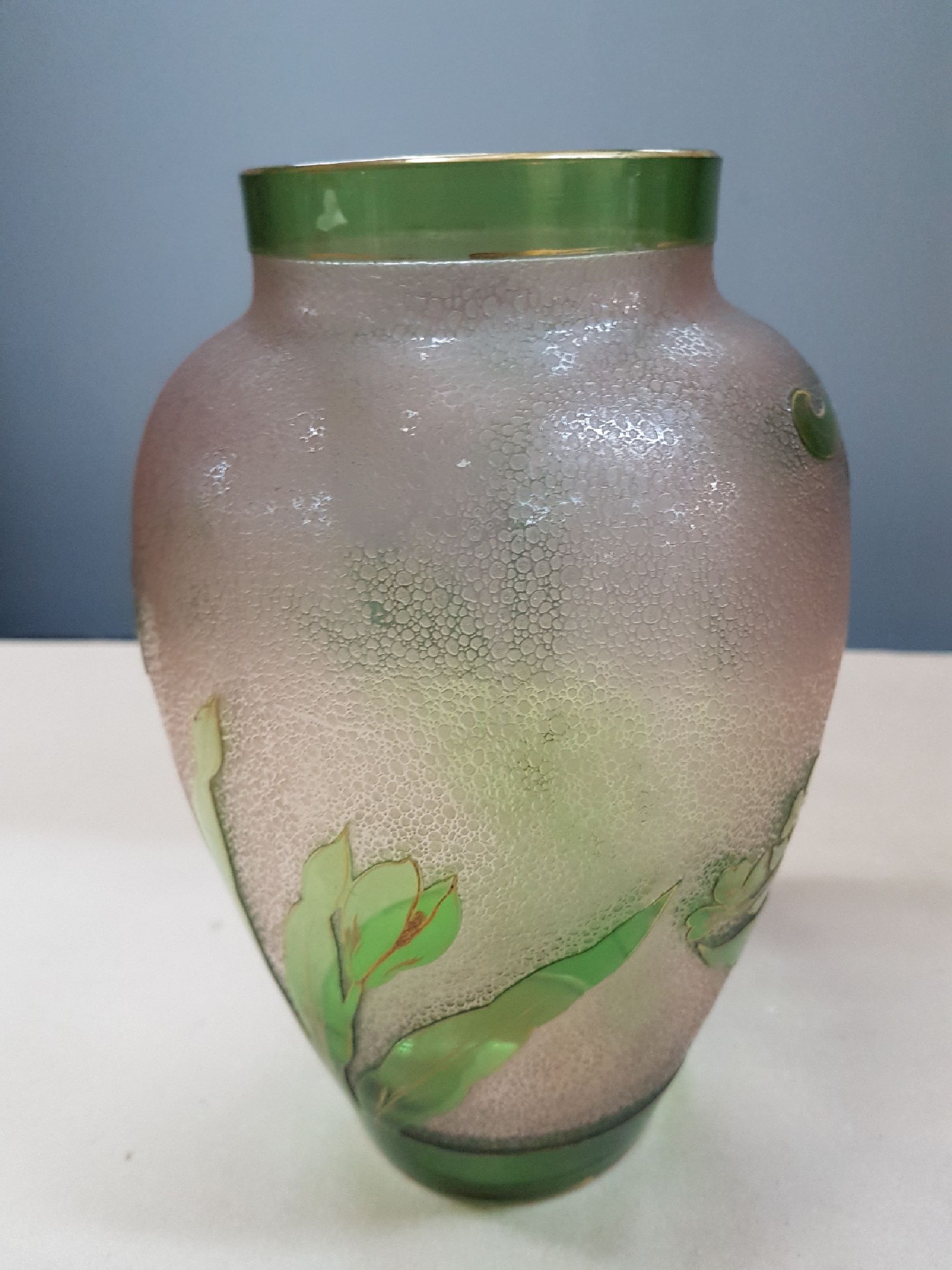 Detail c: Jugendstilvase, Frankreich, um 1910, Überfangglas, geschnitten, und geätzt, umlaufender asymmetrisch angeordneter floraler Dekor, goldgehöht, ...