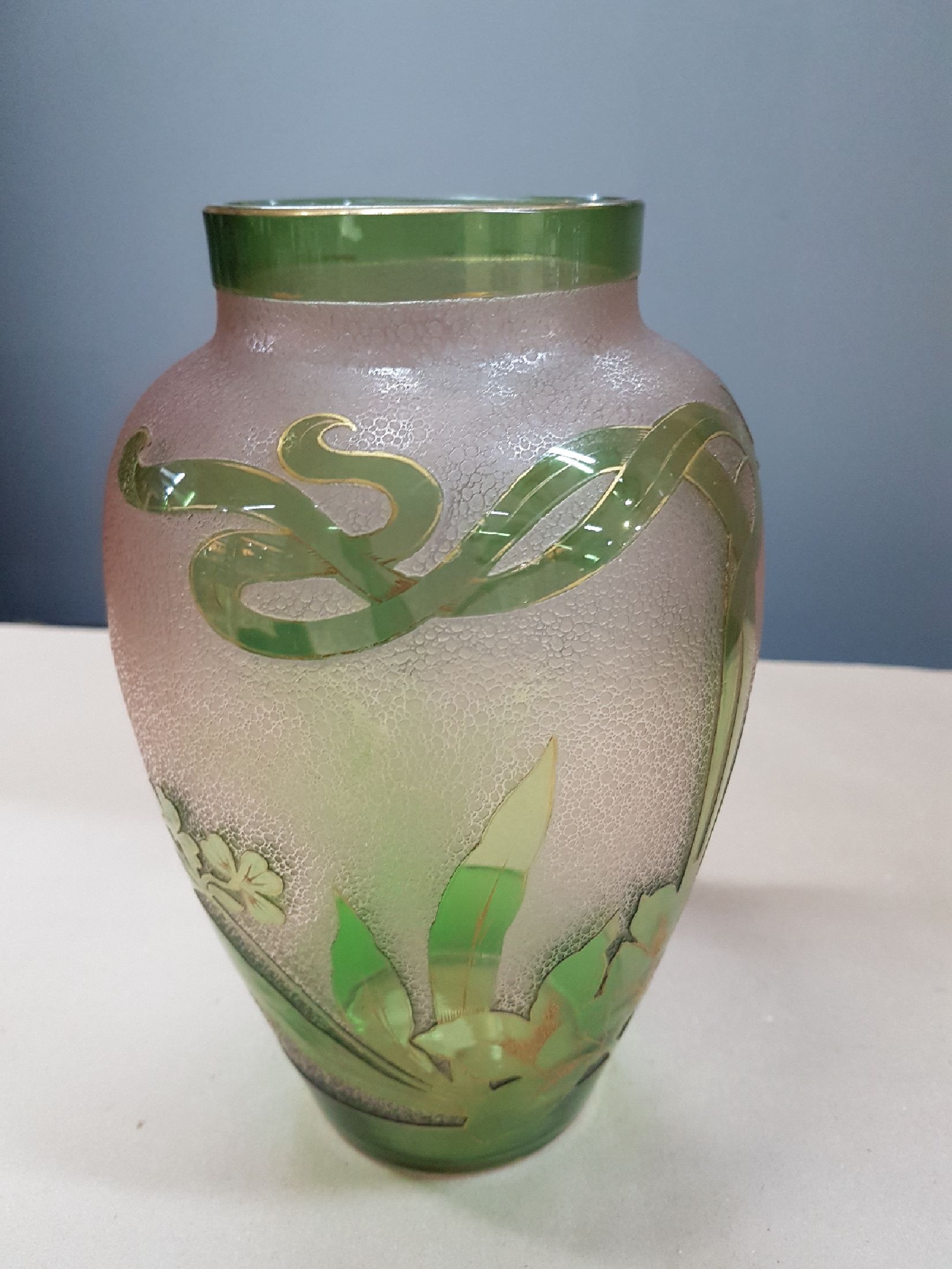 Detail d: Jugendstilvase, Frankreich, um 1910, Überfangglas, geschnitten, und geätzt, umlaufender asymmetrisch angeordneter floraler Dekor, goldgehöht, ...