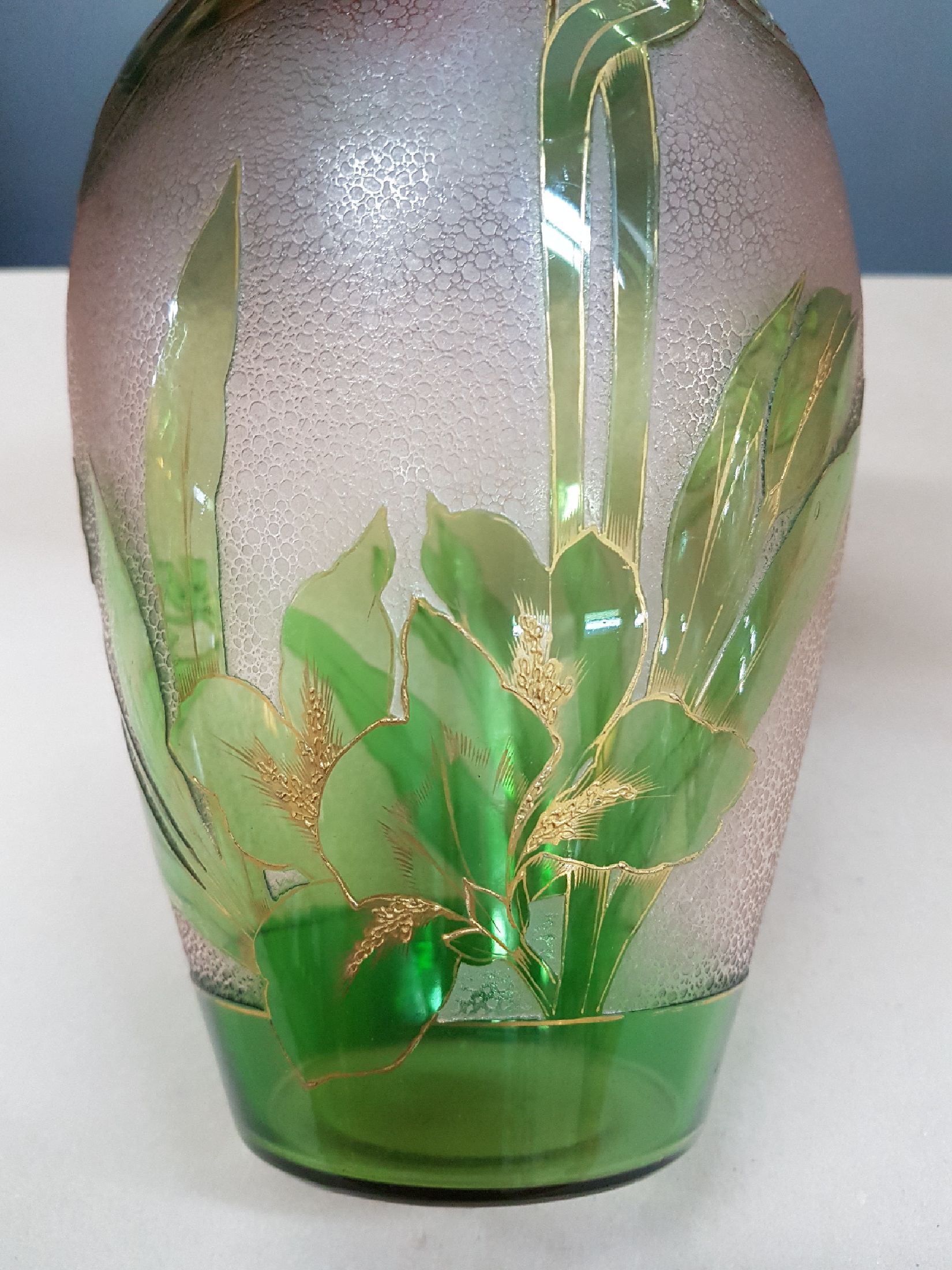 Detail g: Jugendstilvase, Frankreich, um 1910, Überfangglas, geschnitten, und geätzt, umlaufender asymmetrisch angeordneter floraler Dekor, goldgehöht, ...
