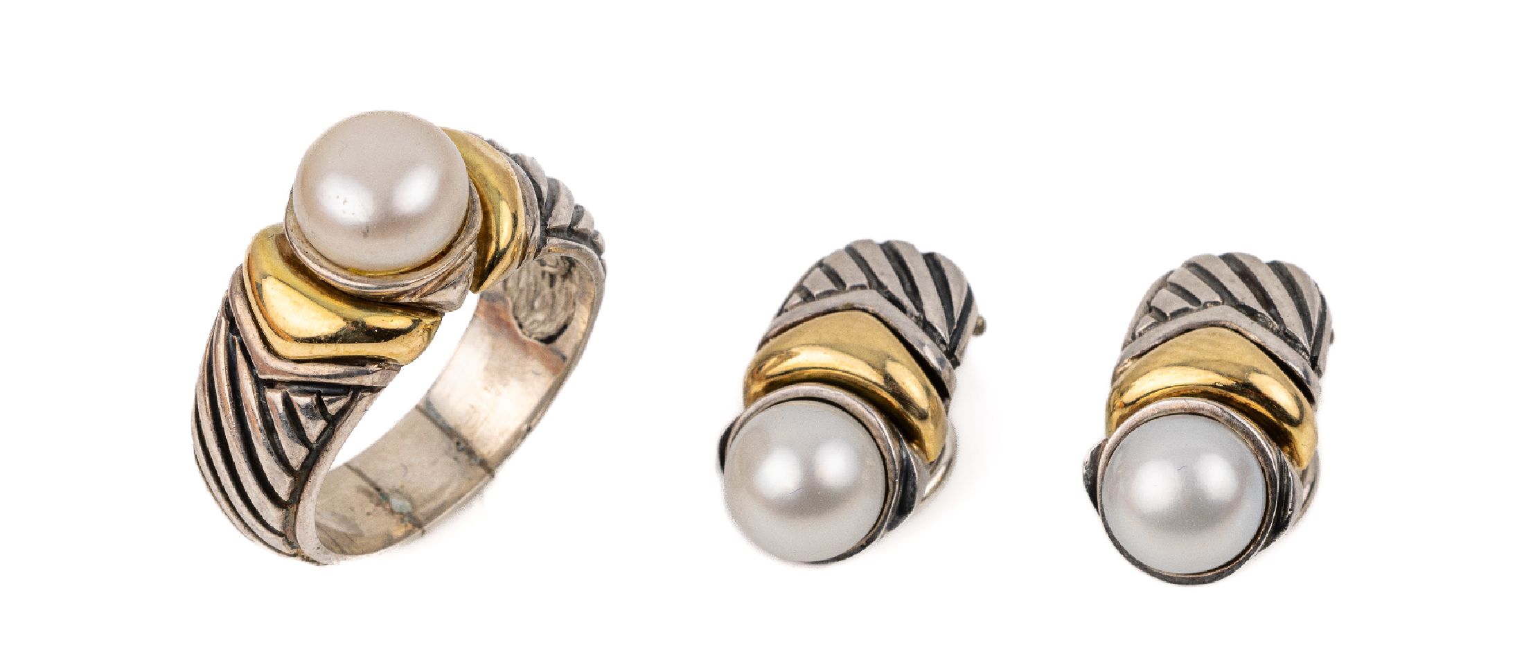 18 kt Gold und Silber Schmuckset, GG 750/000 und 925er Silber, jeweils mit Zuchtperle, best. aus: Paar Ohrclips und Ring,RW 59, Perld. ca. 8,3 und ...