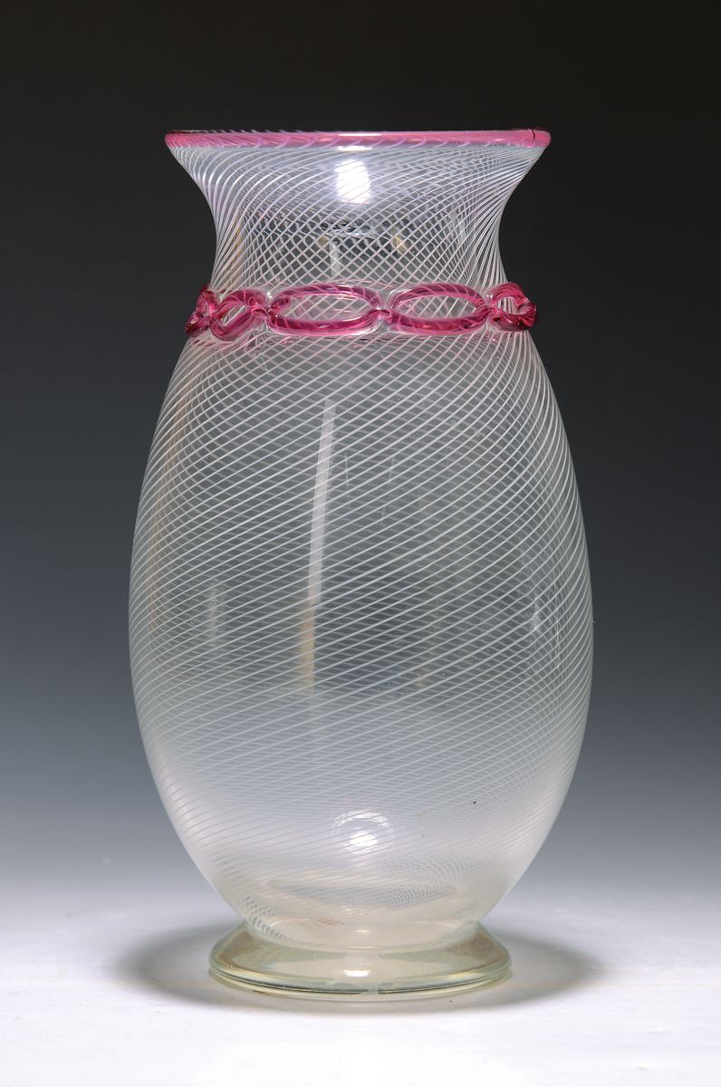 Künstler-Vase, Murano, 20.Jh., farbloses Glas mit weisser umlaufender Gittereinschmelzung, pink abgesetzter Rand, Hals mit aufgeschmolzener ...