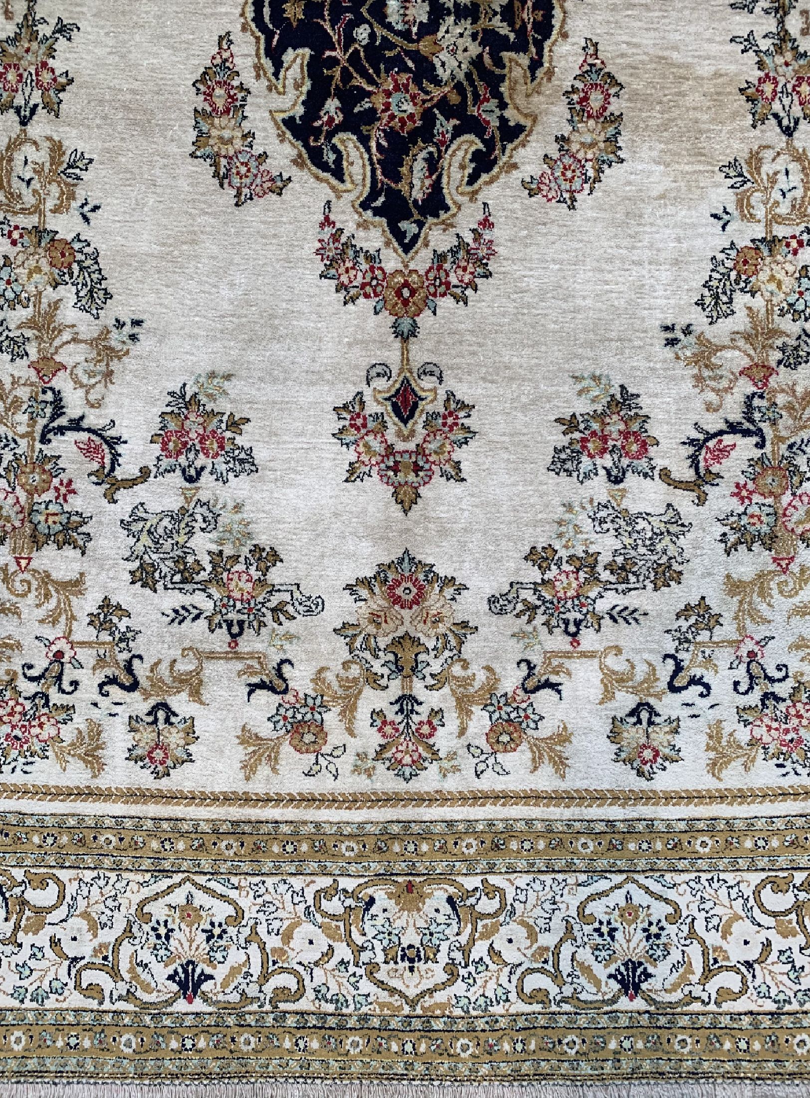 Detail b: Ghom Seide alt, Persien, um 1950, reine Naturseide, ca. 215 x 148 cm, EHZ: 2(Fleck)