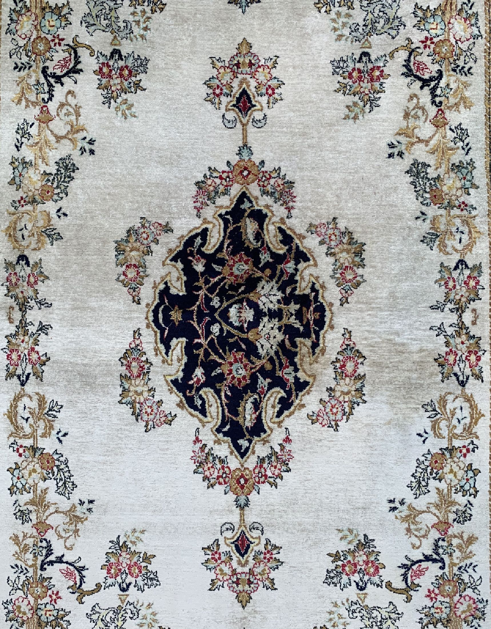 Detail c: Ghom Seide alt, Persien, um 1950, reine Naturseide, ca. 215 x 148 cm, EHZ: 2(Fleck)