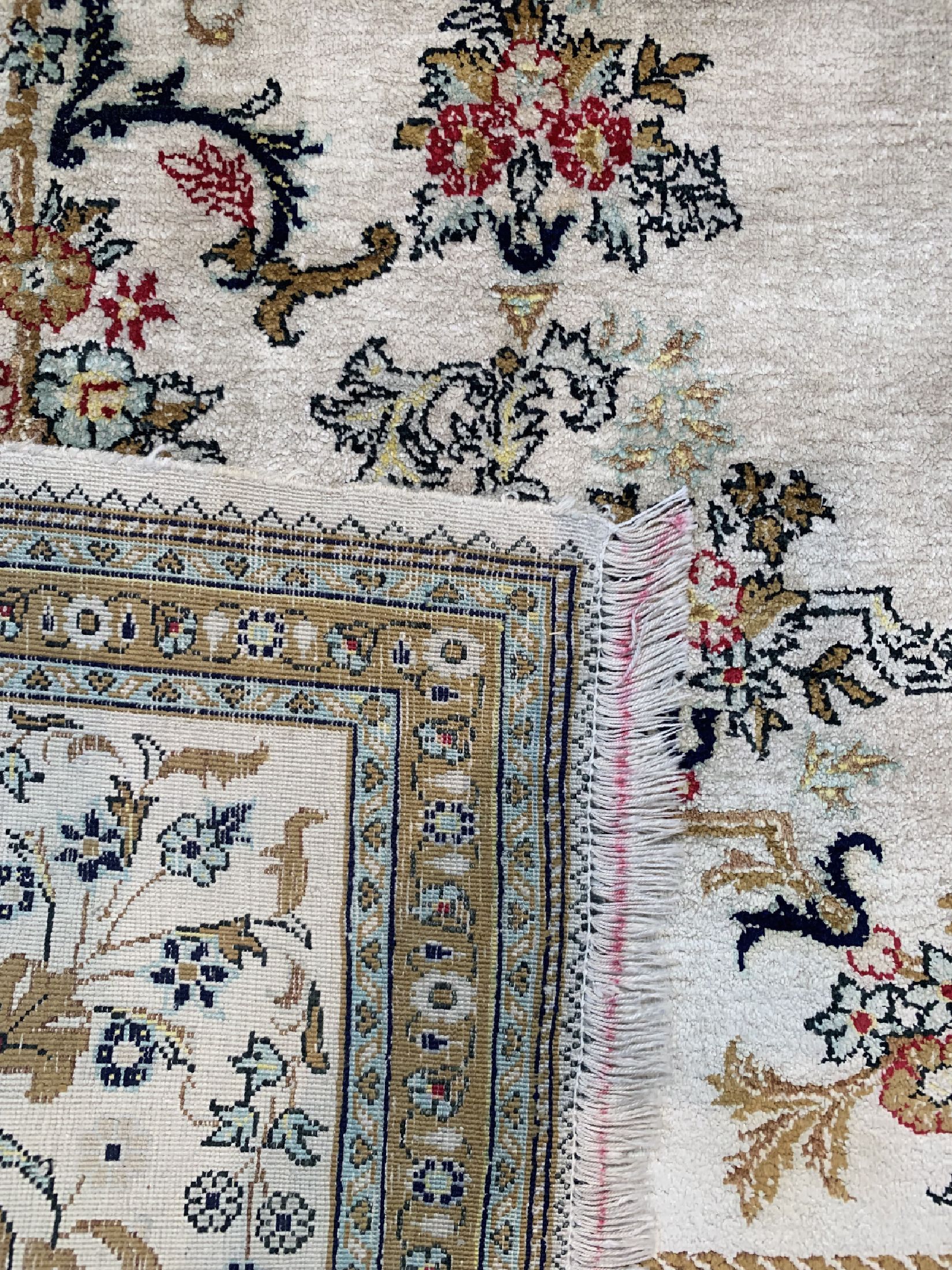 Detail d: Ghom Seide alt, Persien, um 1950, reine Naturseide, ca. 215 x 148 cm, EHZ: 2(Fleck)
