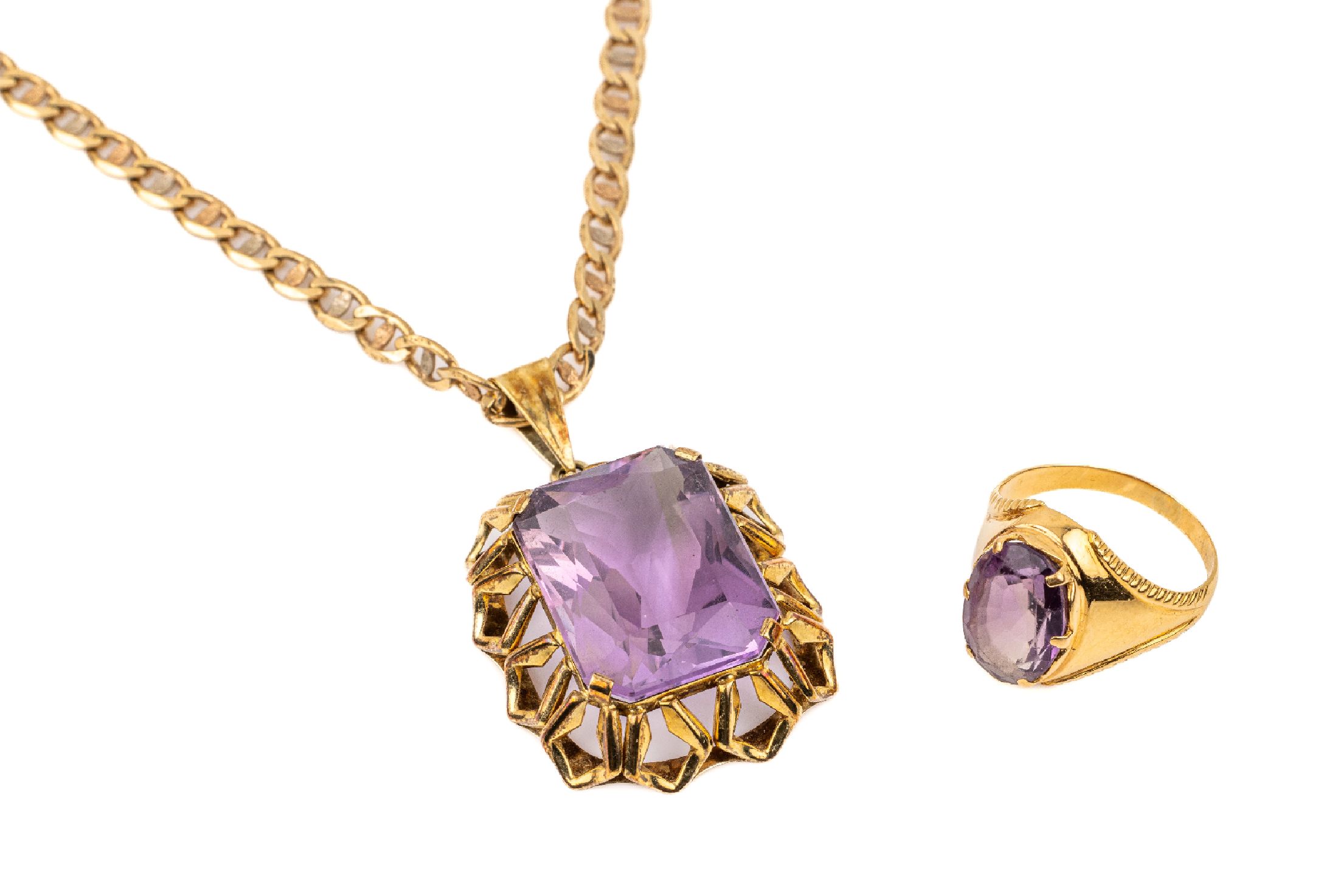 Konvolut 14 und 18 kt Gold Amethyst-Schmuck, best. aus: Anhänger GG 585/000, Amethyst ca. 23.0 ct, an 14 kt Gold Kette, L. ca. 46 cm, ...