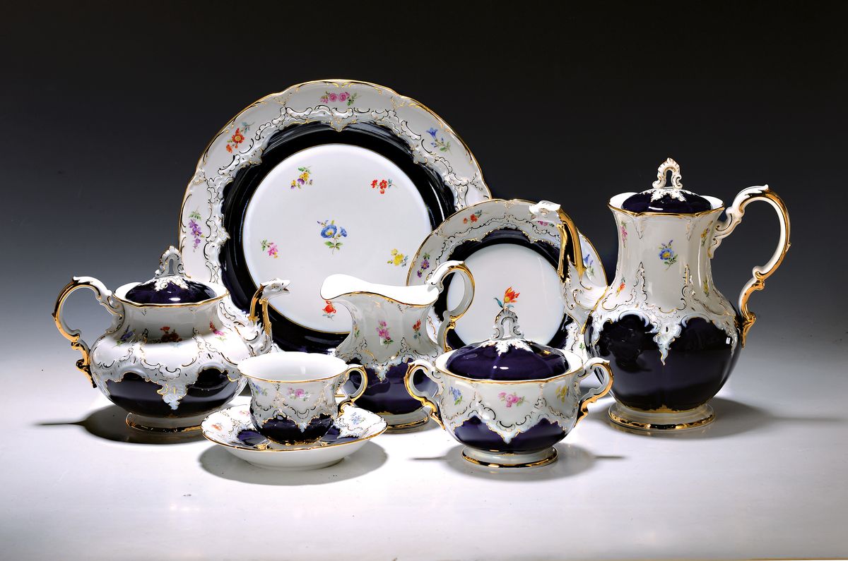 Großes Kaffeeservice, Meissen, B-Form, für 6 Personen, 2.H.20.Jh., kobaltblau, polychromer Streublümchendekor, Matt- u. Glanzgoldstaffage: grosse ...