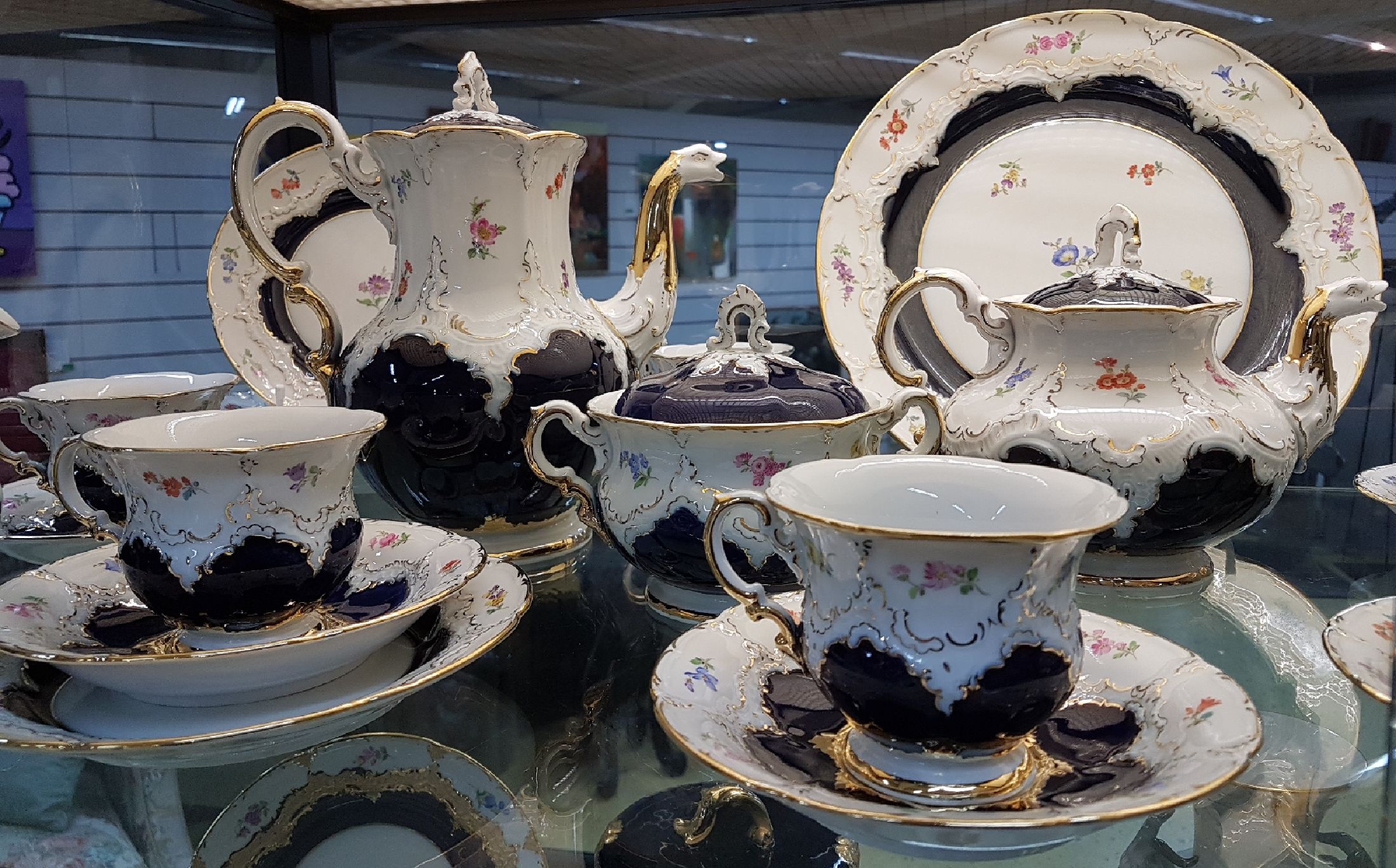 Detail a: Großes Kaffeeservice, Meissen, B-Form, für 6 Personen, 2.H.20.Jh., kobaltblau, polychromer Streublümchendekor, Matt- u. Glanzgoldstaffage: grosse ...