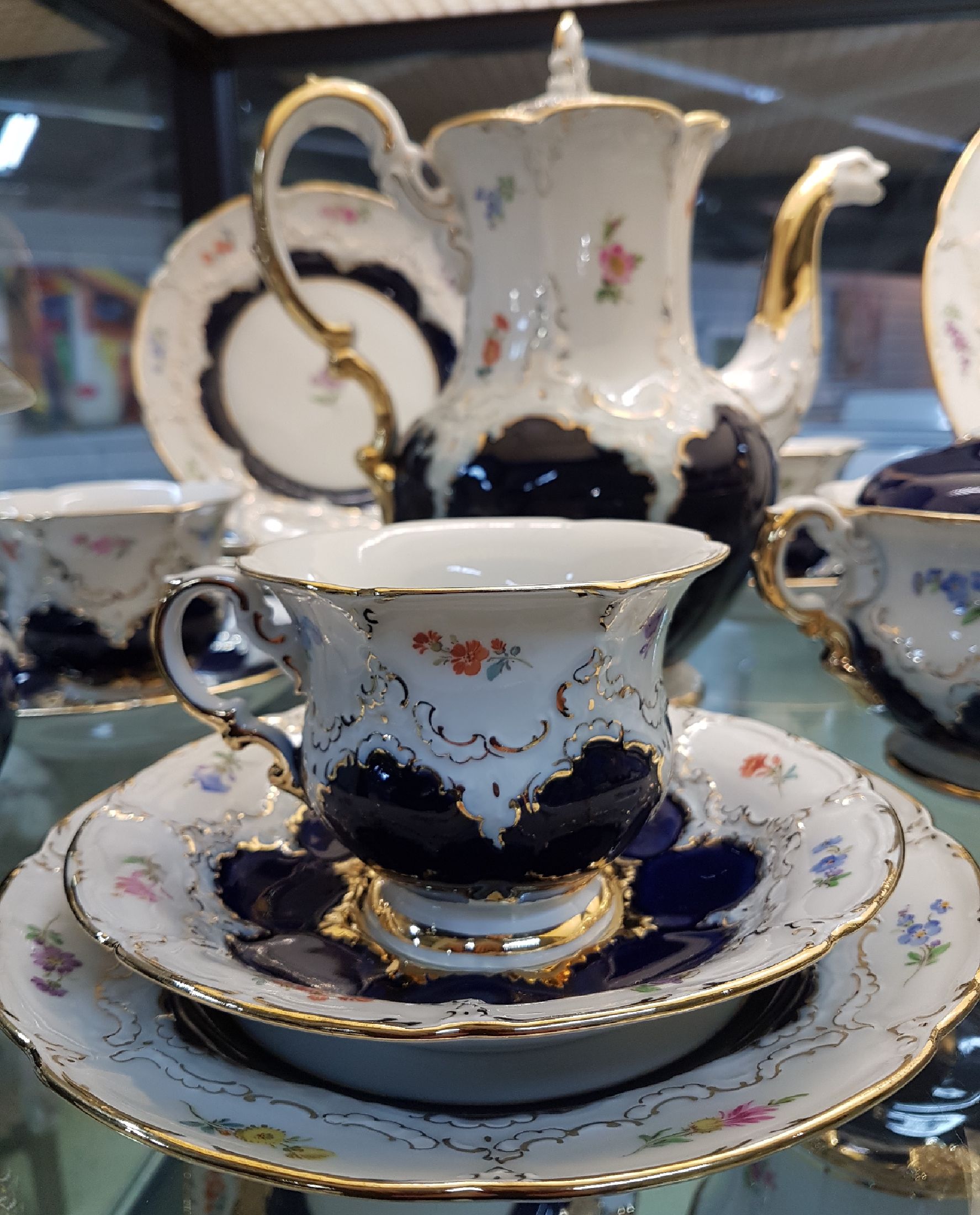 Detail c: Großes Kaffeeservice, Meissen, B-Form, für 6 Personen, 2.H.20.Jh., kobaltblau, polychromer Streublümchendekor, Matt- u. Glanzgoldstaffage: grosse ...