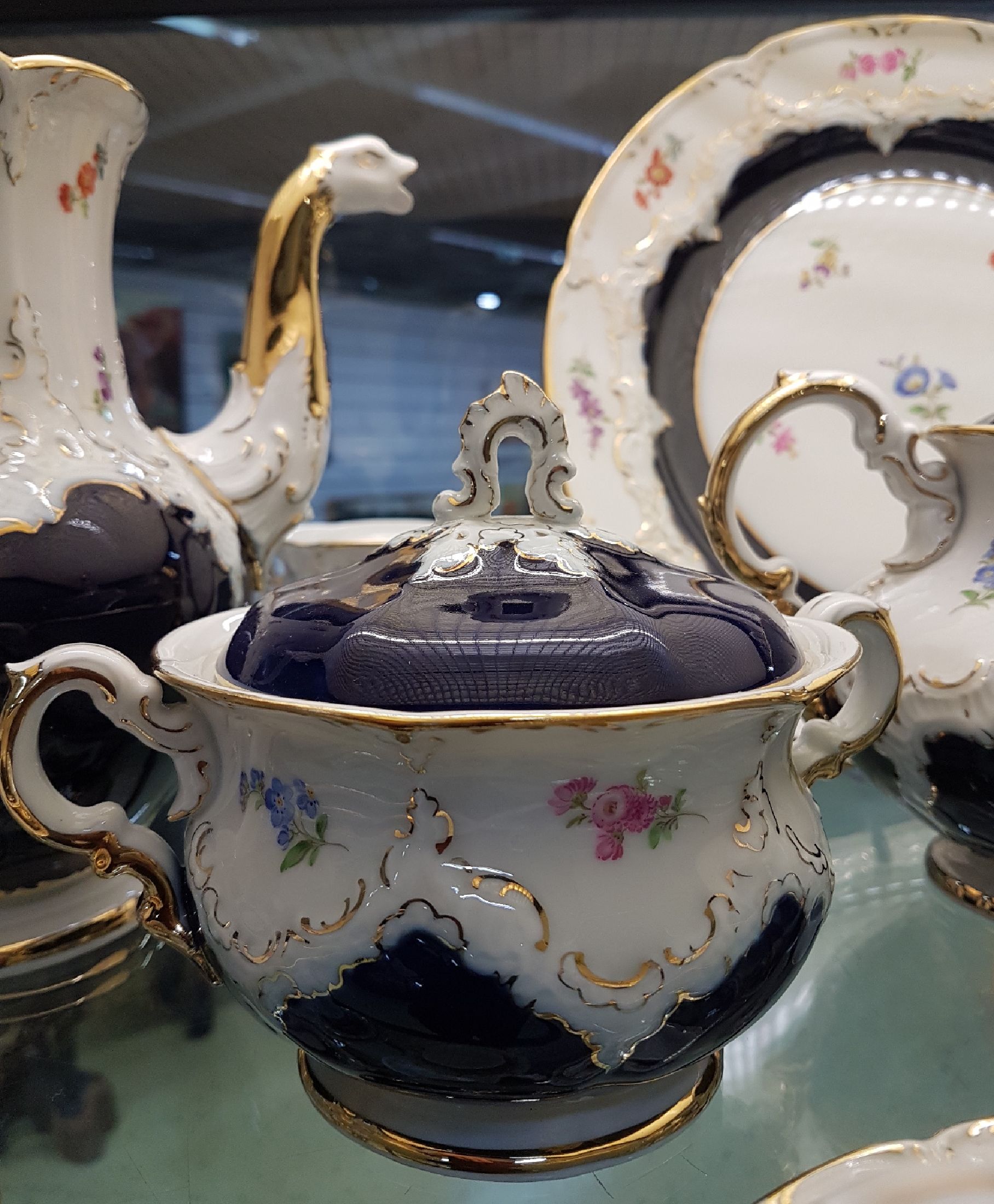 Detail d: Großes Kaffeeservice, Meissen, B-Form, für 6 Personen, 2.H.20.Jh., kobaltblau, polychromer Streublümchendekor, Matt- u. Glanzgoldstaffage: grosse ...