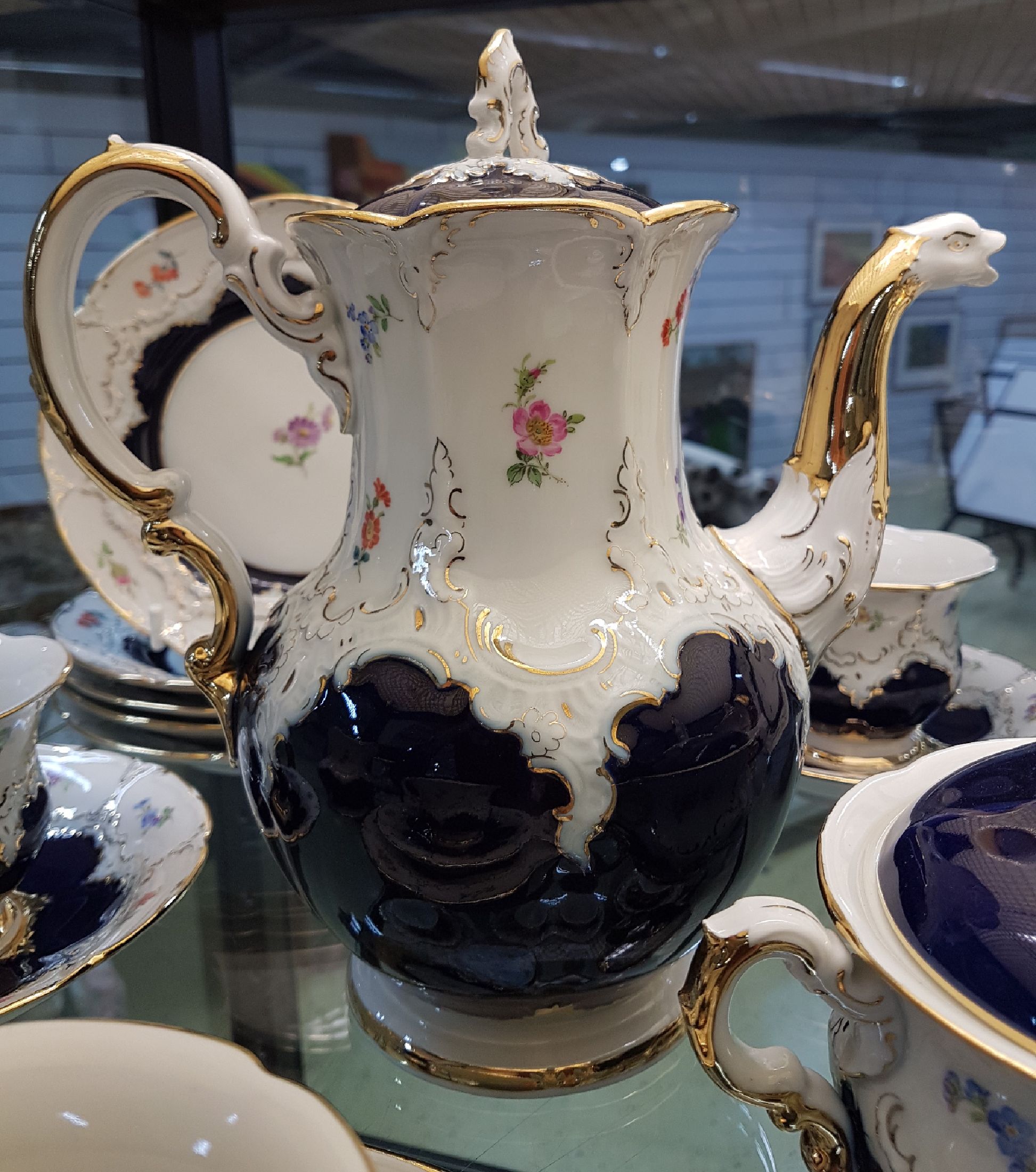 Detail f: Großes Kaffeeservice, Meissen, B-Form, für 6 Personen, 2.H.20.Jh., kobaltblau, polychromer Streublümchendekor, Matt- u. Glanzgoldstaffage: grosse ...