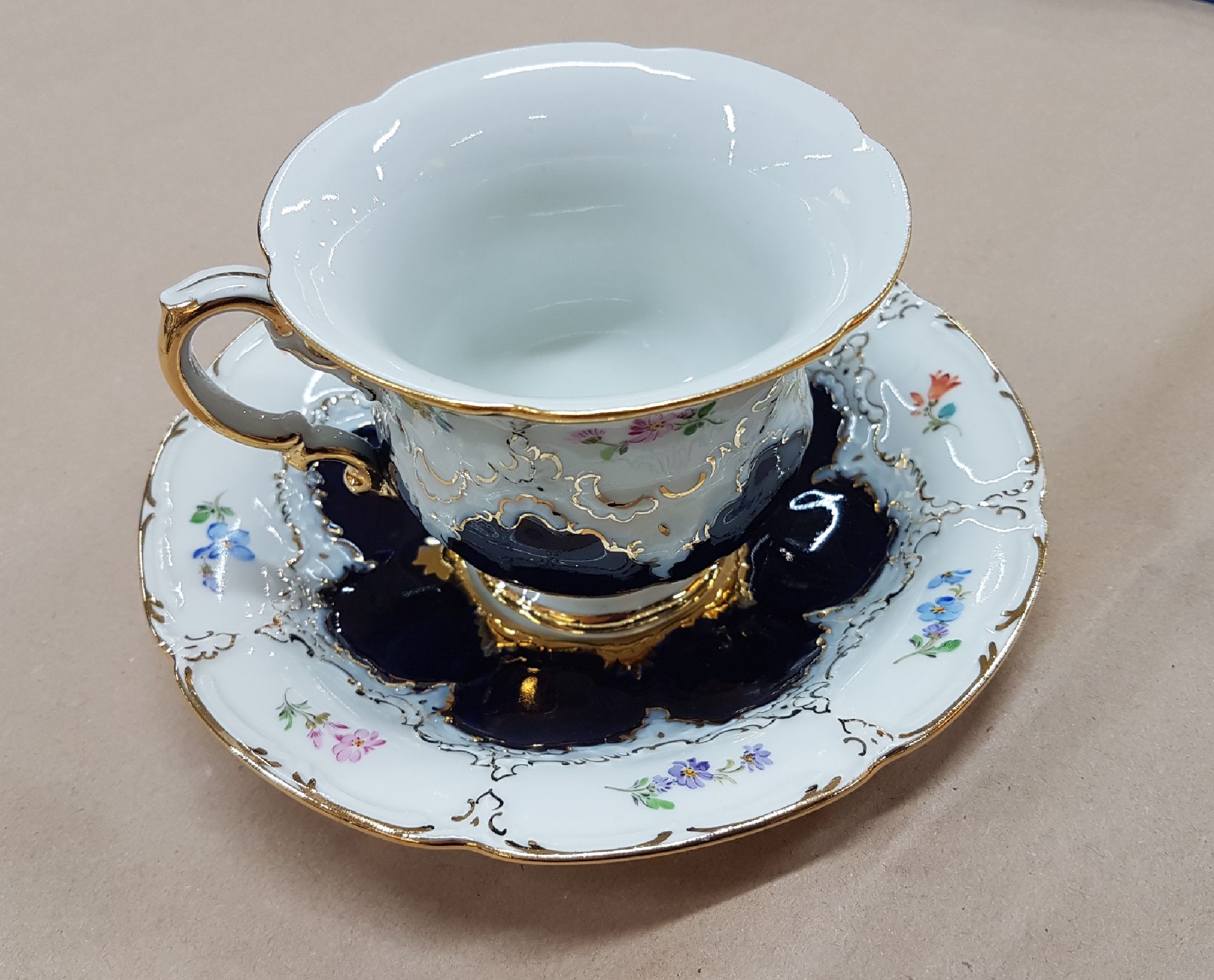 Detail g: Großes Kaffeeservice, Meissen, B-Form, für 6 Personen, 2.H.20.Jh., kobaltblau, polychromer Streublümchendekor, Matt- u. Glanzgoldstaffage: grosse ...