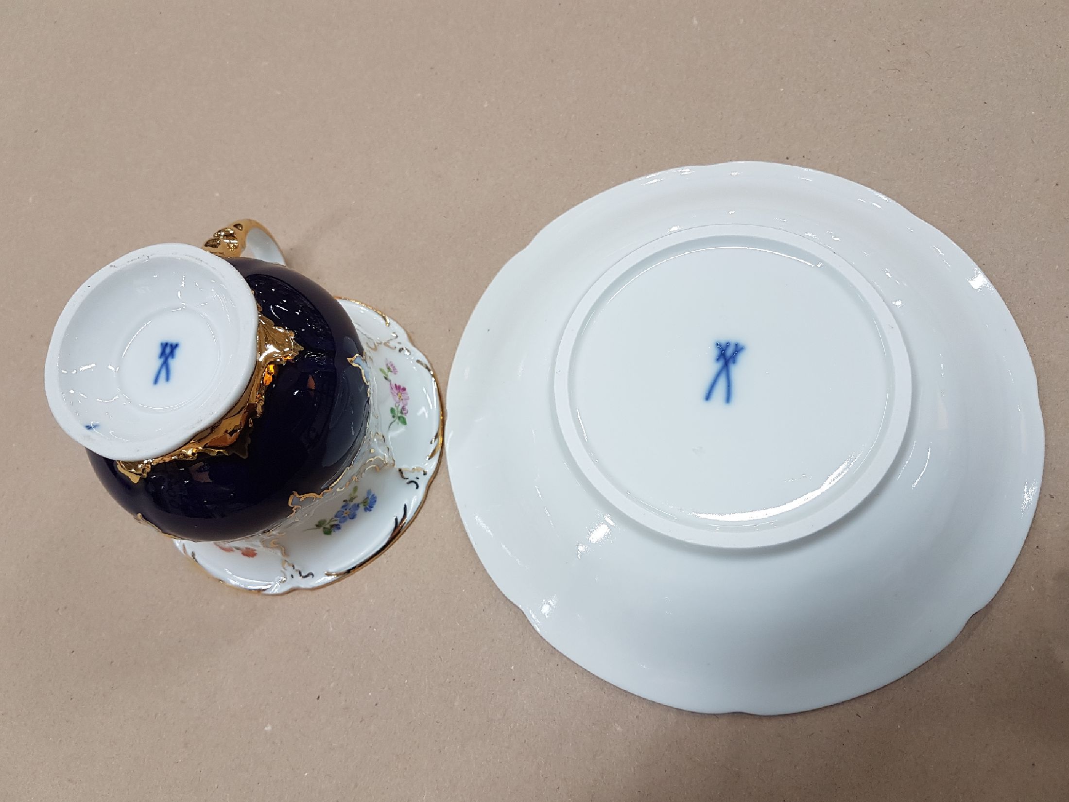 Detail h: Großes Kaffeeservice, Meissen, B-Form, für 6 Personen, 2.H.20.Jh., kobaltblau, polychromer Streublümchendekor, Matt- u. Glanzgoldstaffage: grosse ...