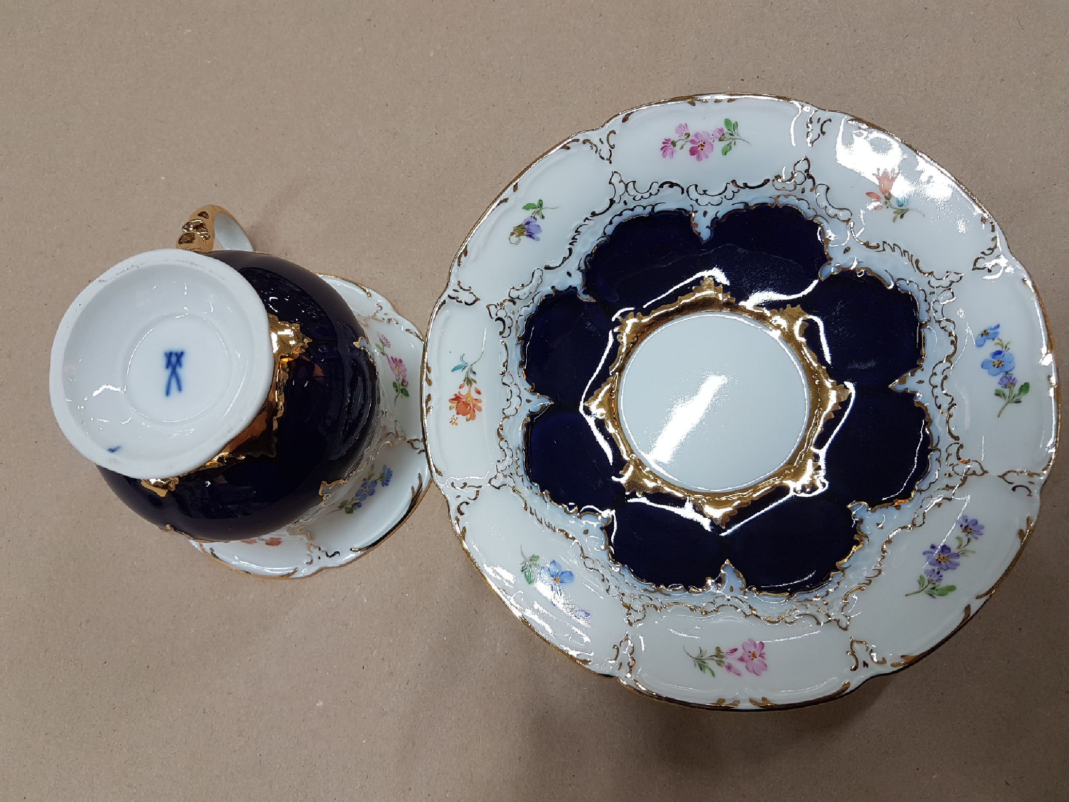 Detail i: Großes Kaffeeservice, Meissen, B-Form, für 6 Personen, 2.H.20.Jh., kobaltblau, polychromer Streublümchendekor, Matt- u. Glanzgoldstaffage: grosse ...
