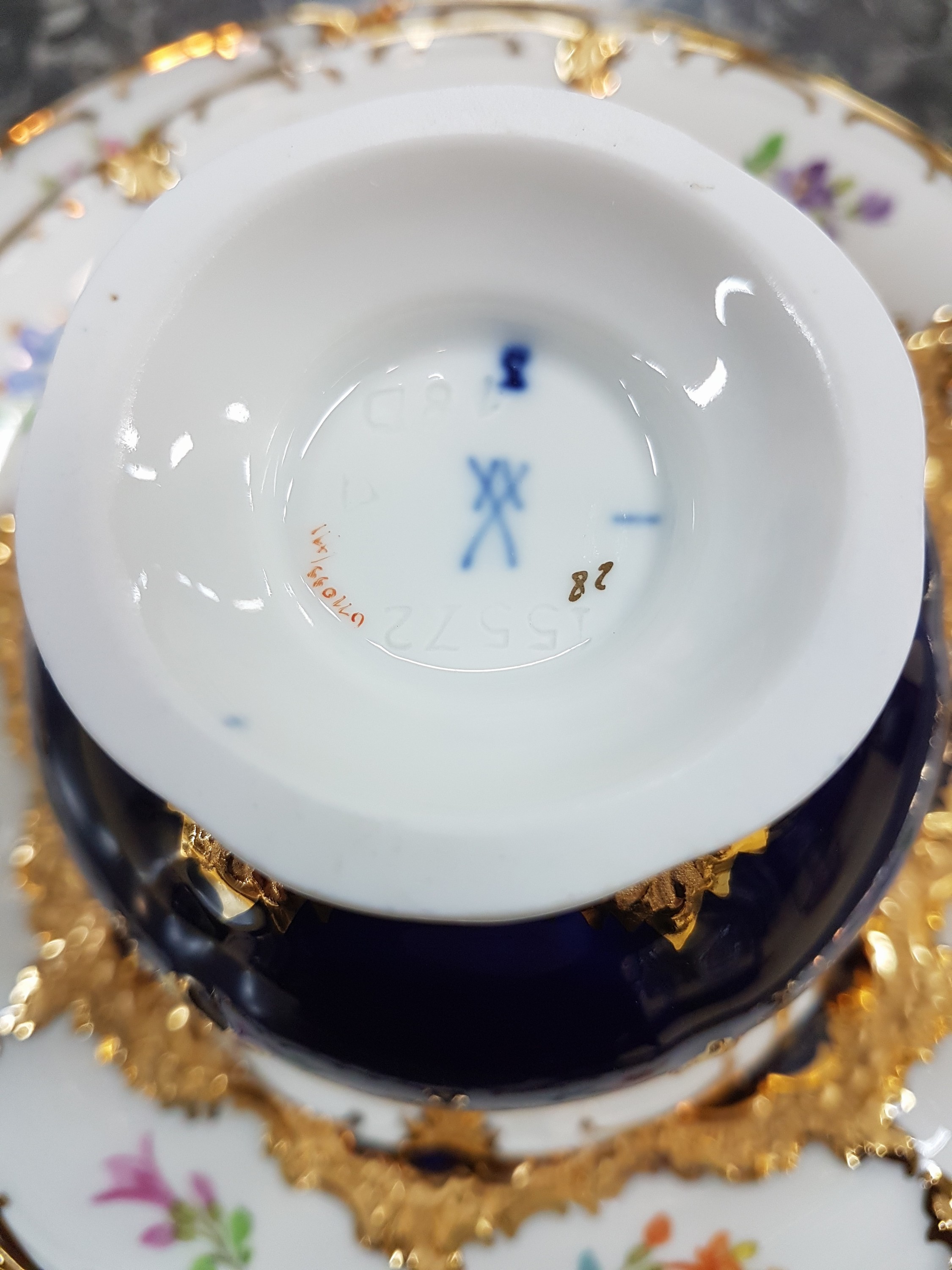 Detail g: Drei Gedecke u. grosse Bonboniere mit Deckel, Meissen, 2.H.20.Jh., B-Form, kobaltblau, Matt- u. Glanzgoldstaffage, davon zwei Gedecke 2. Wahl