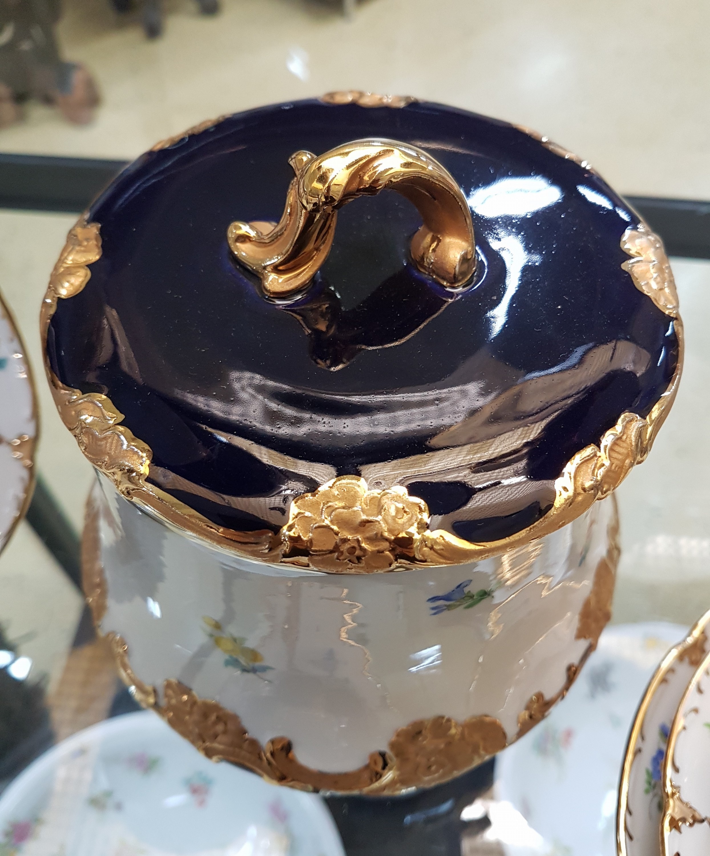 Detail h: Drei Gedecke u. grosse Bonboniere mit Deckel, Meissen, 2.H.20.Jh., B-Form, kobaltblau, Matt- u. Glanzgoldstaffage, davon zwei Gedecke 2. Wahl