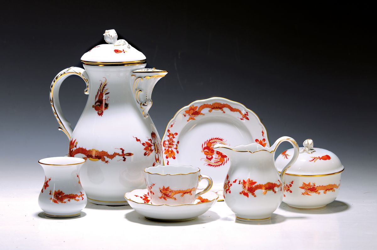 Mokkaservice, Meissen, Roter Hofdrache, 2.H.20.Jh., goldgehöht: Mokkakanne, Zuckerdose u. Sahnegiesser, 7 Mokkatassen mit UT, 7 Gebäckteller, ...