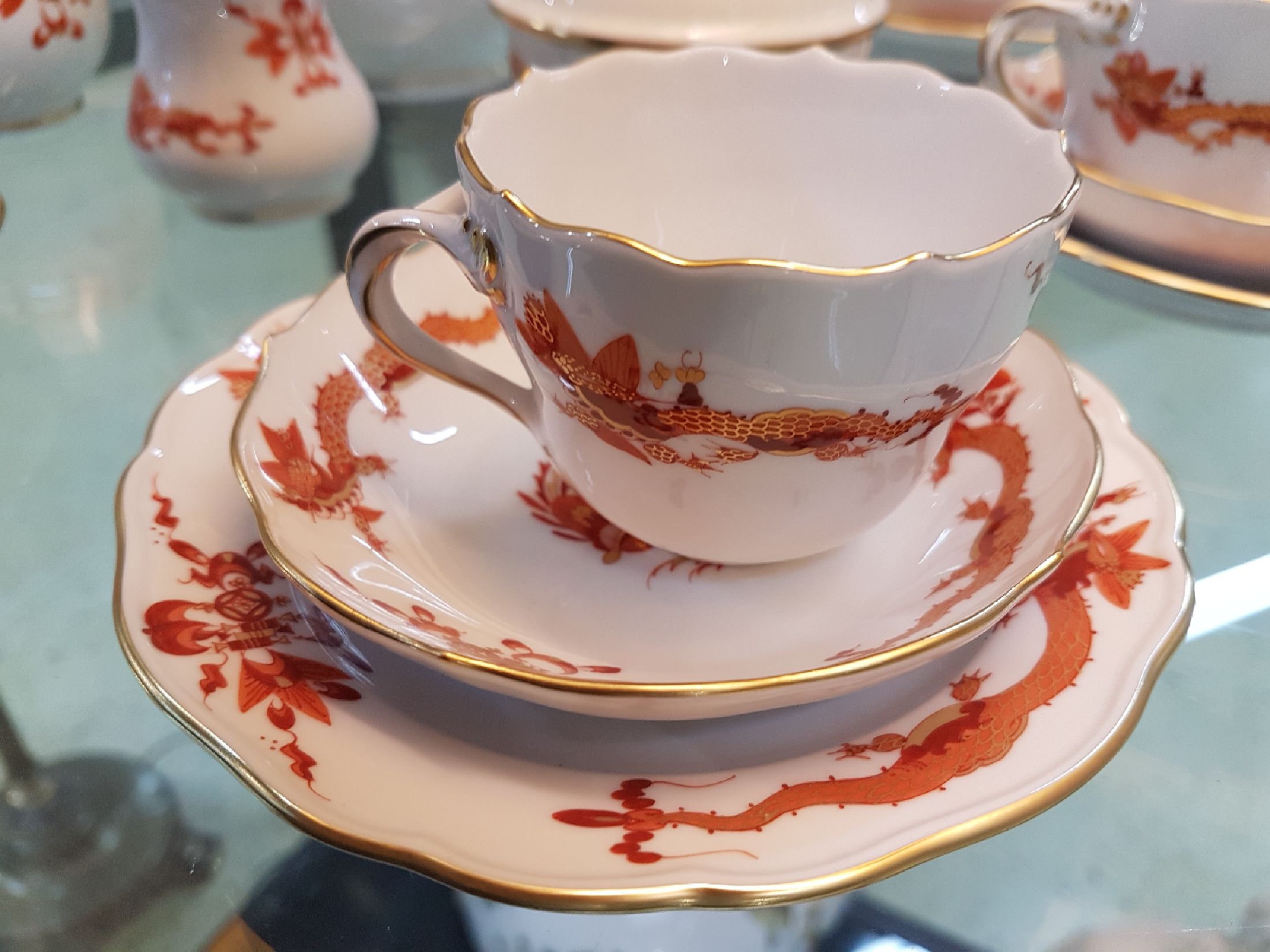 Detail d: Mokkaservice, Meissen, Roter Hofdrache, 2.H.20.Jh., goldgehöht: Mokkakanne, Zuckerdose u. Sahnegiesser, 7 Mokkatassen mit UT, 7 Gebäckteller, ...