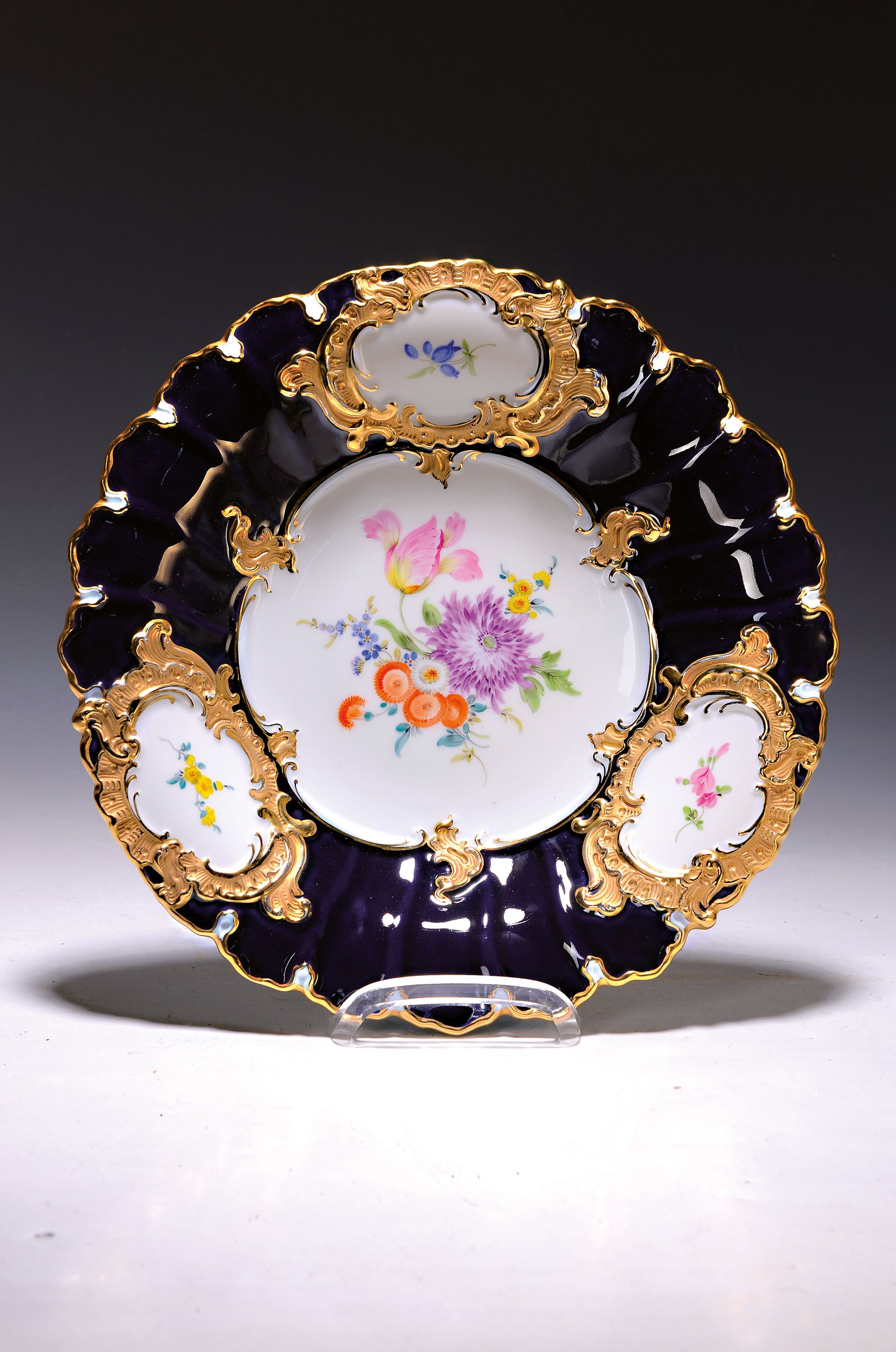 Grosse Prunkschale, Meissen, B-Form, kobaltblau, 2.H.20. Jh., 1. Wahl, polychrome Blumenbukettmalerei, Matt- u. Glanzgold- Staffage, D.ca. 30 cm