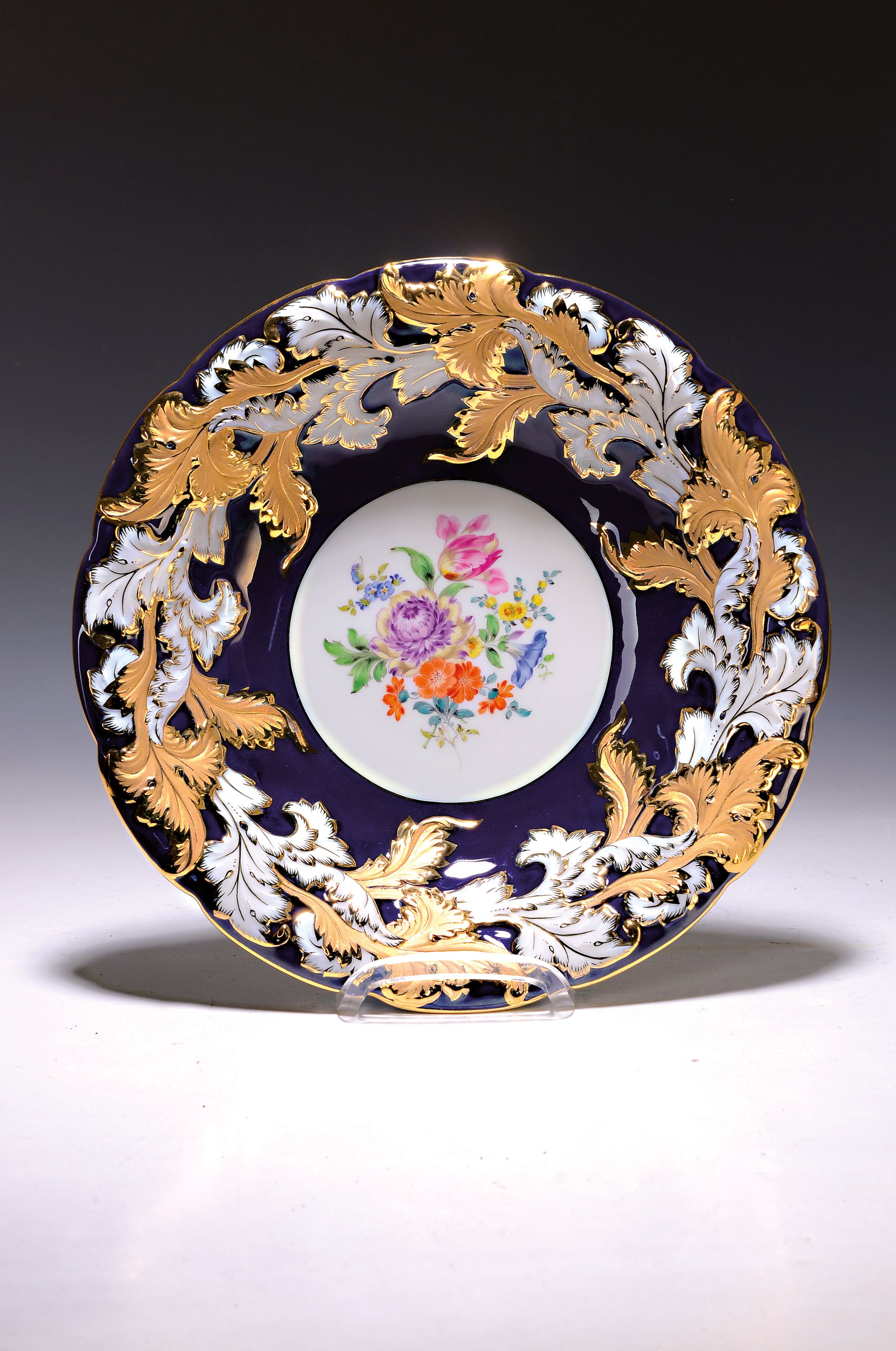 Grosse Prunkschale, Meissen, kobaltblau, 2.H.20. Jh., 1. Wahl, polychrome Blumenbukettmalerei, Matt- u. Glanzgold- Staffage, D.ca. 30 cm, ...